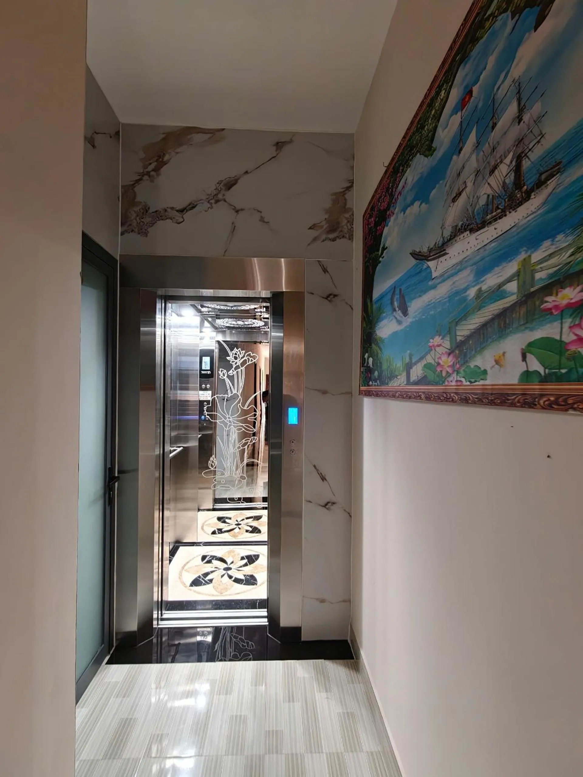 elevator in Thuy Thanh Hotel