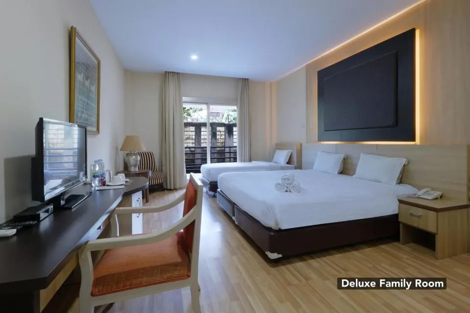 TV and multimedia, Bed in Mutiara Suites
