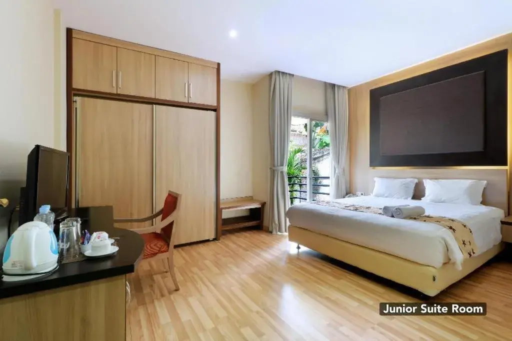 TV and multimedia, Bed in Mutiara Suites TV and multimedia, Bed in Mutiara Suites