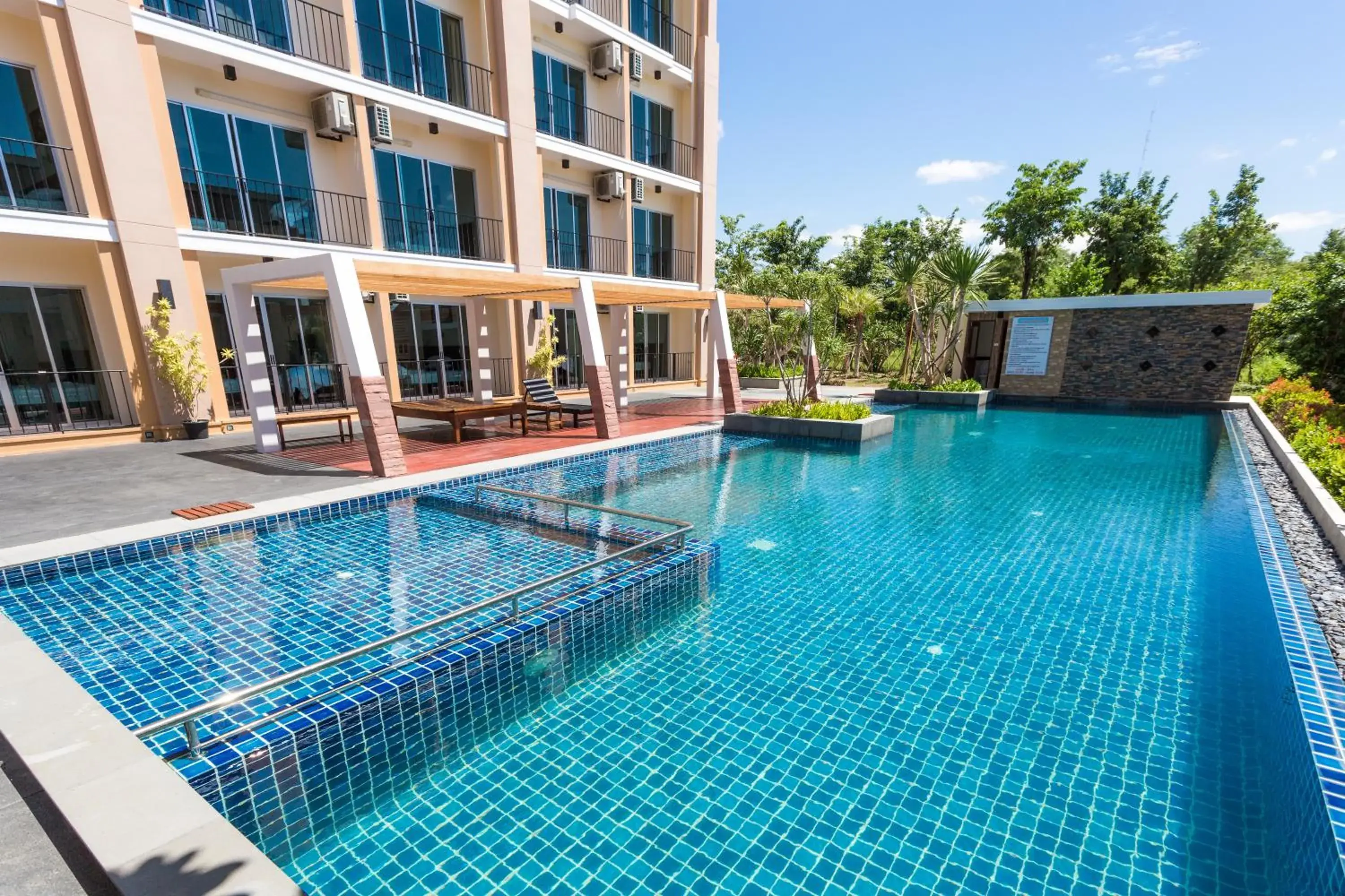 Swimming pool in Kanokan Hotel Swimming pool in Kanokan Hotel