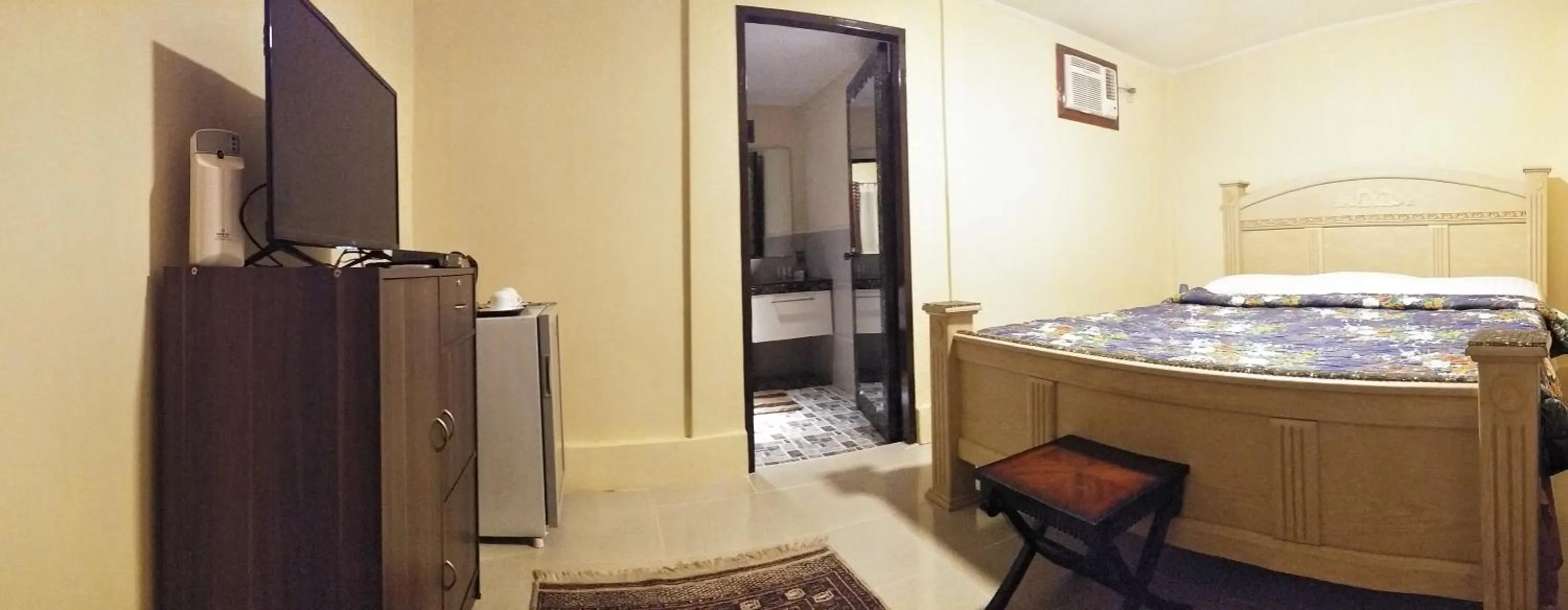 Bed in Foxy's Beach Resort