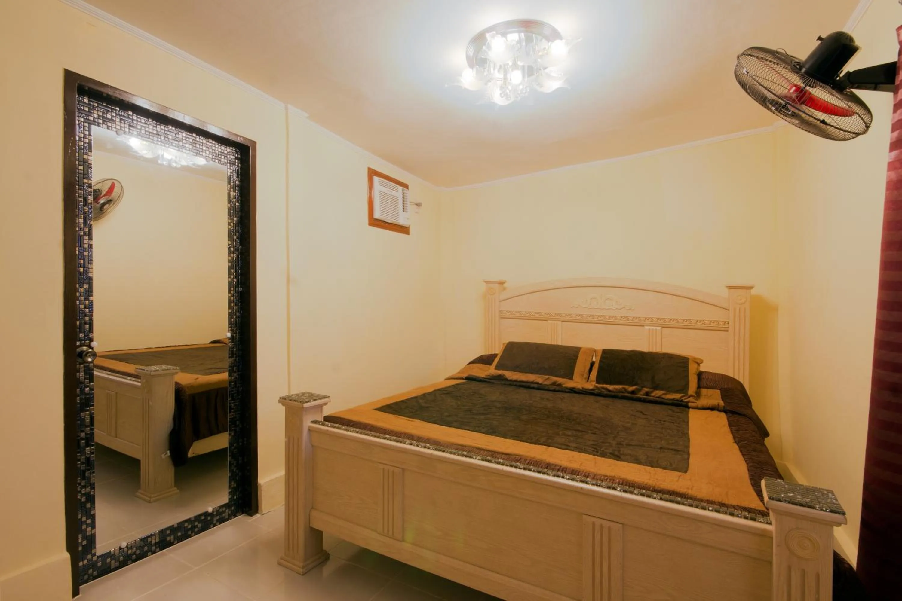 Bed in Foxy's Beach Resort