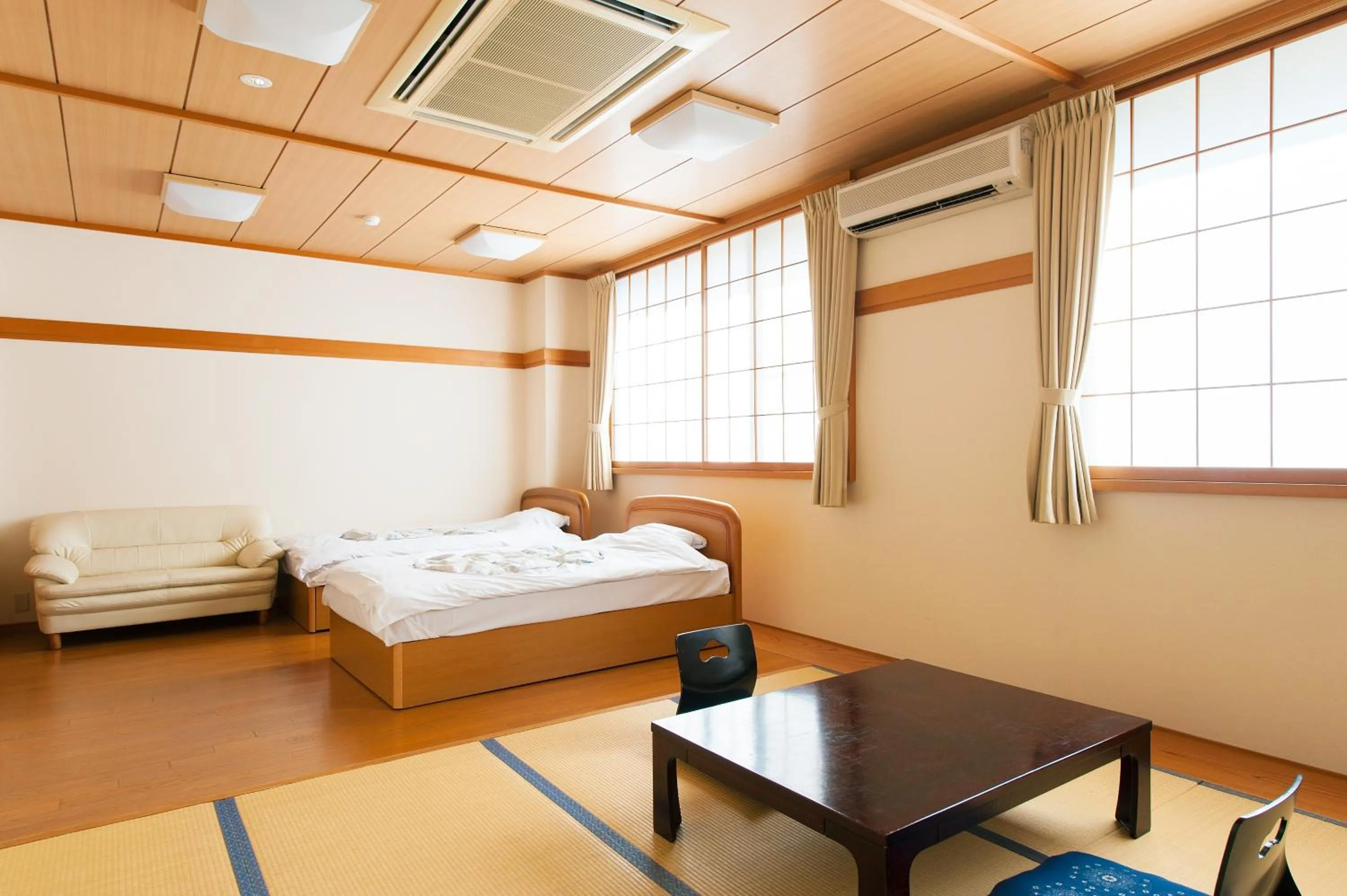 Photo of the whole room, Bed in Watarase Onsen Hotel Yamayuri