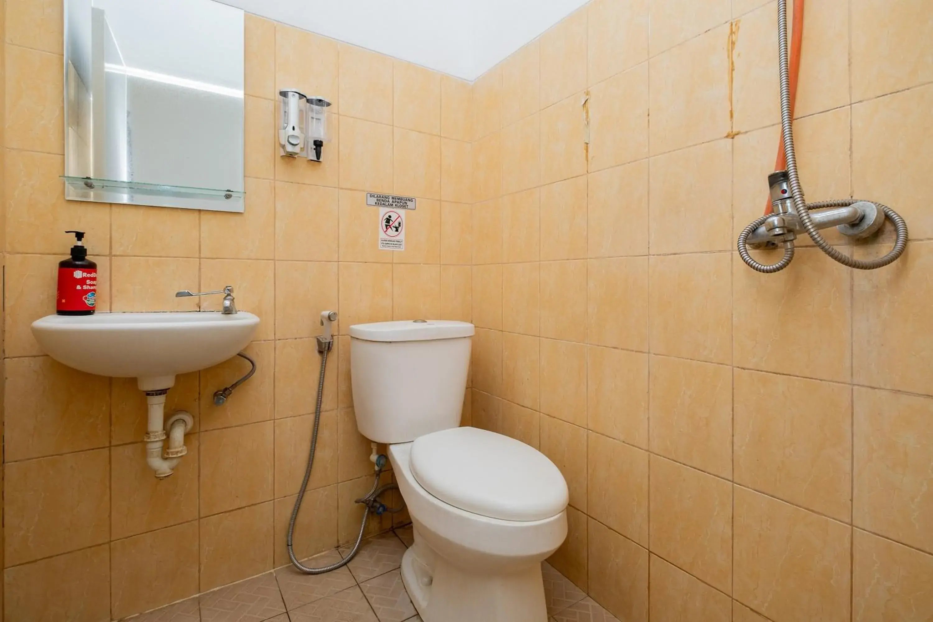 Bathroom in RedDoorz near STAN Bathroom in RedDoorz near STAN