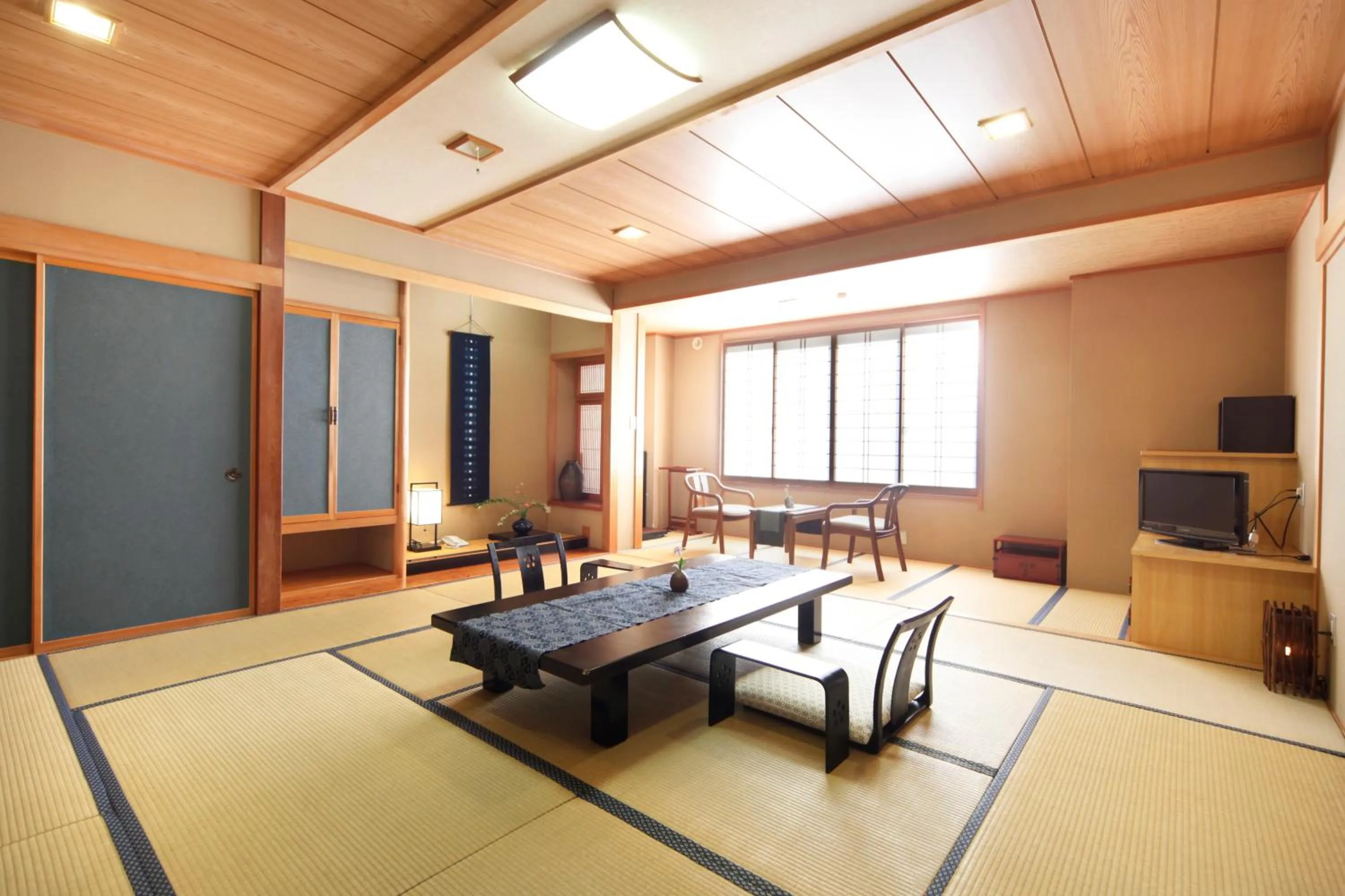 Photo of the whole room in Oribana