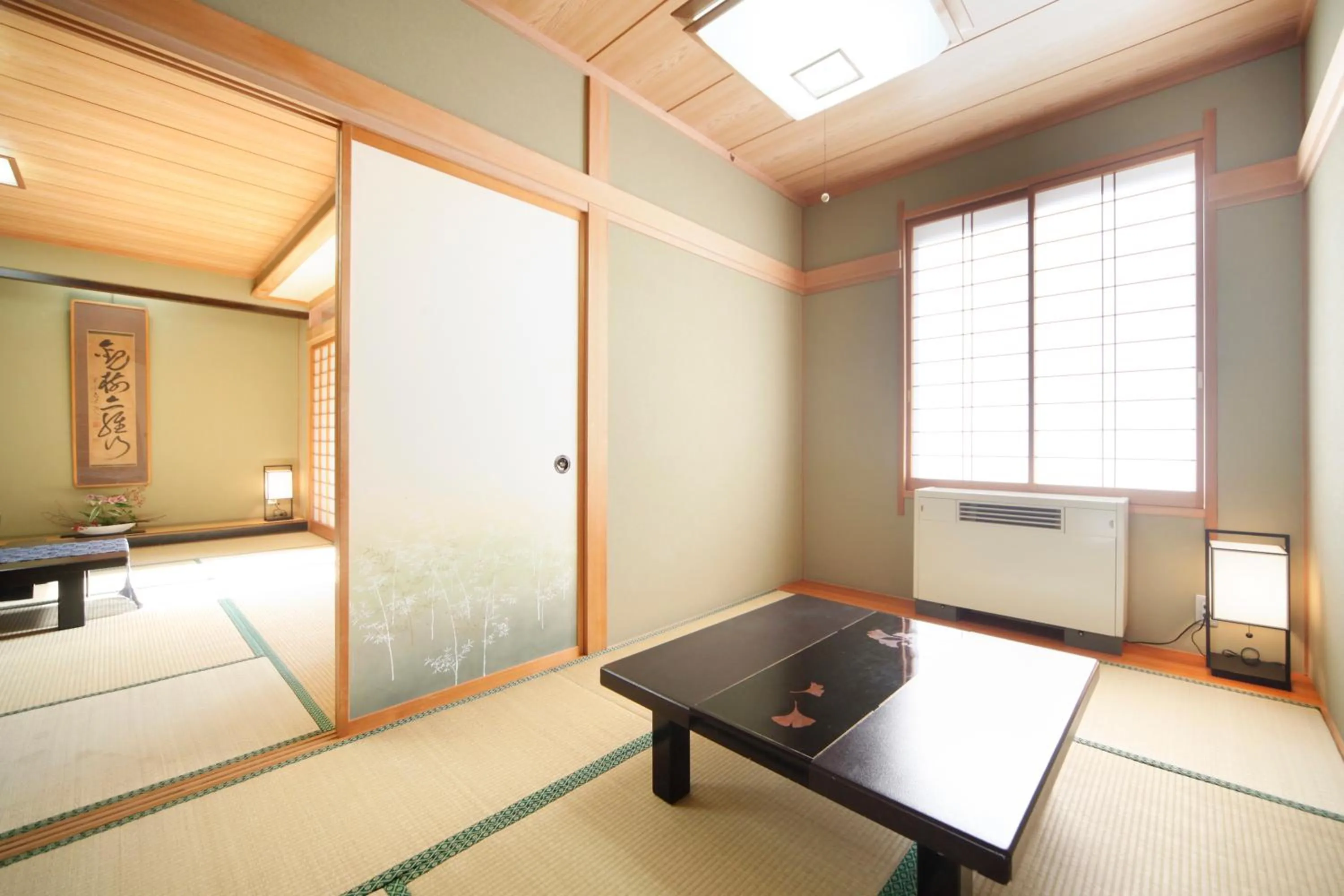 Photo of the whole room, Bed in Oribana