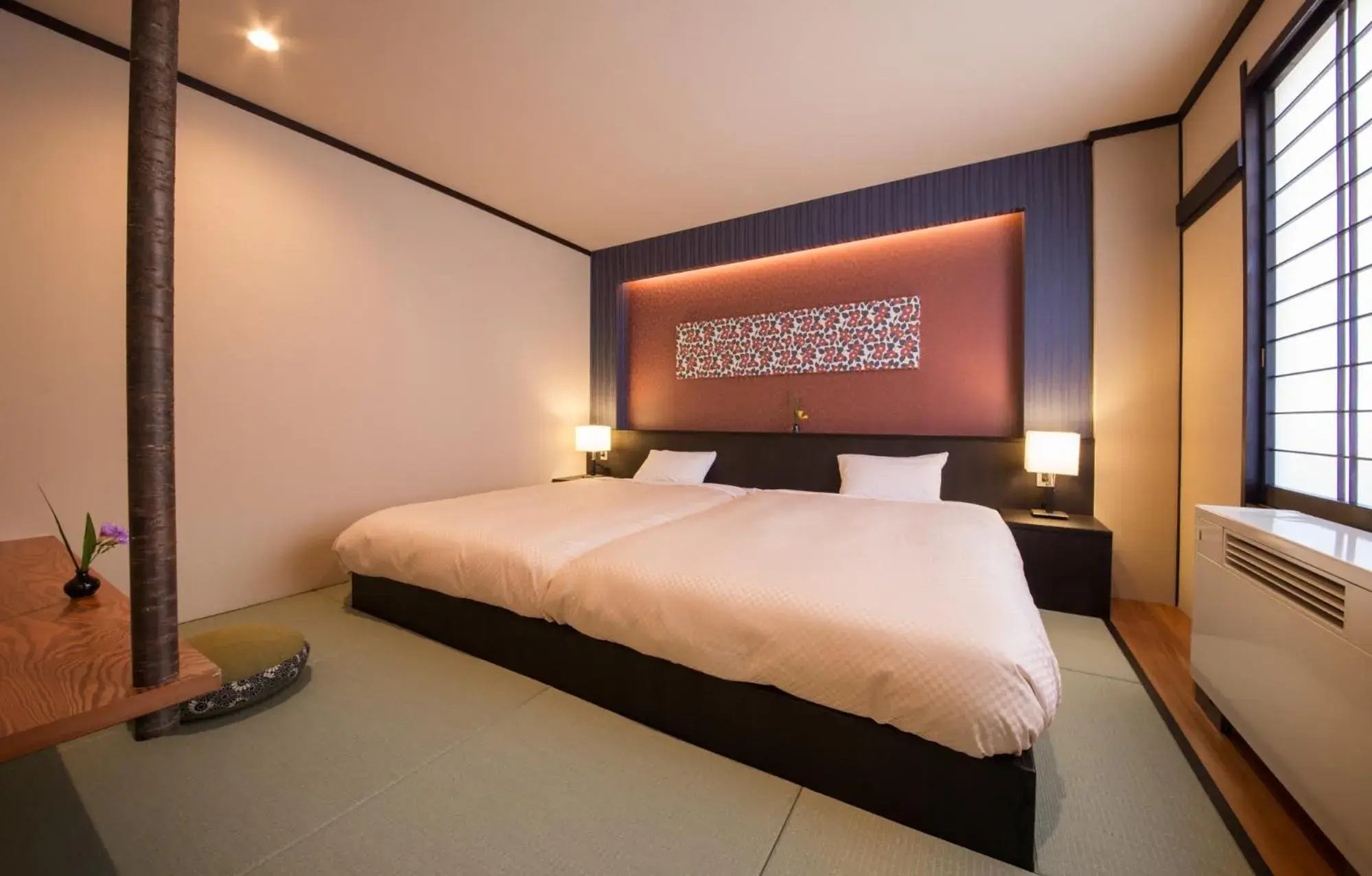 Photo of the whole room, Bed in Oribana Photo of the whole room, Bed in Oribana