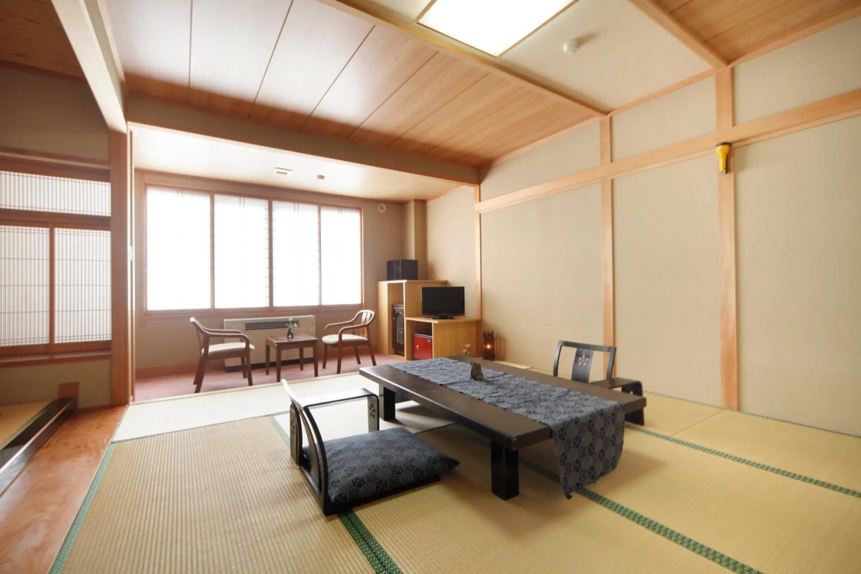 Photo of the whole room, Bed in Oribana Photo of the whole room, Bed in Oribana