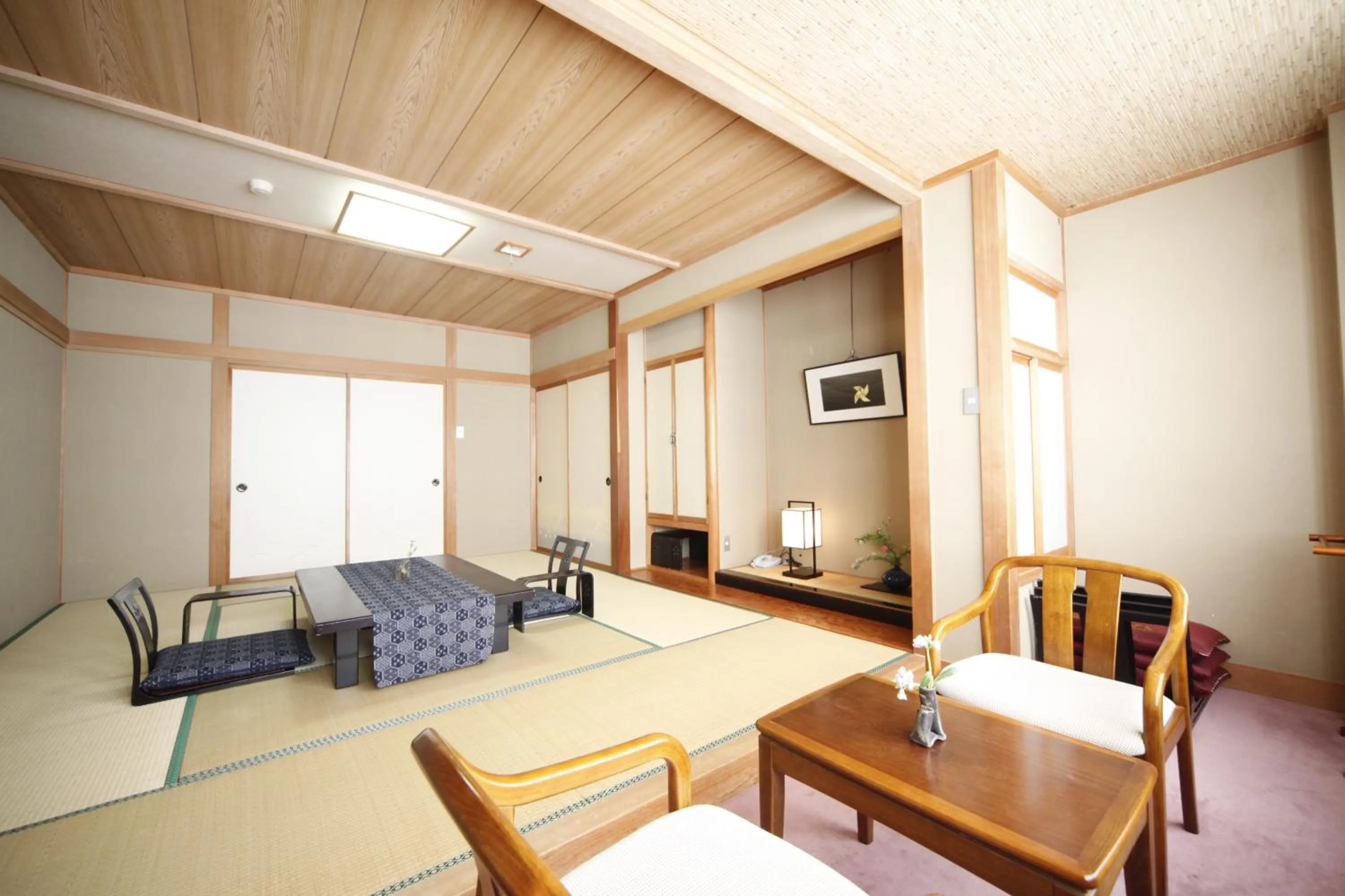 Photo of the whole room in Oribana