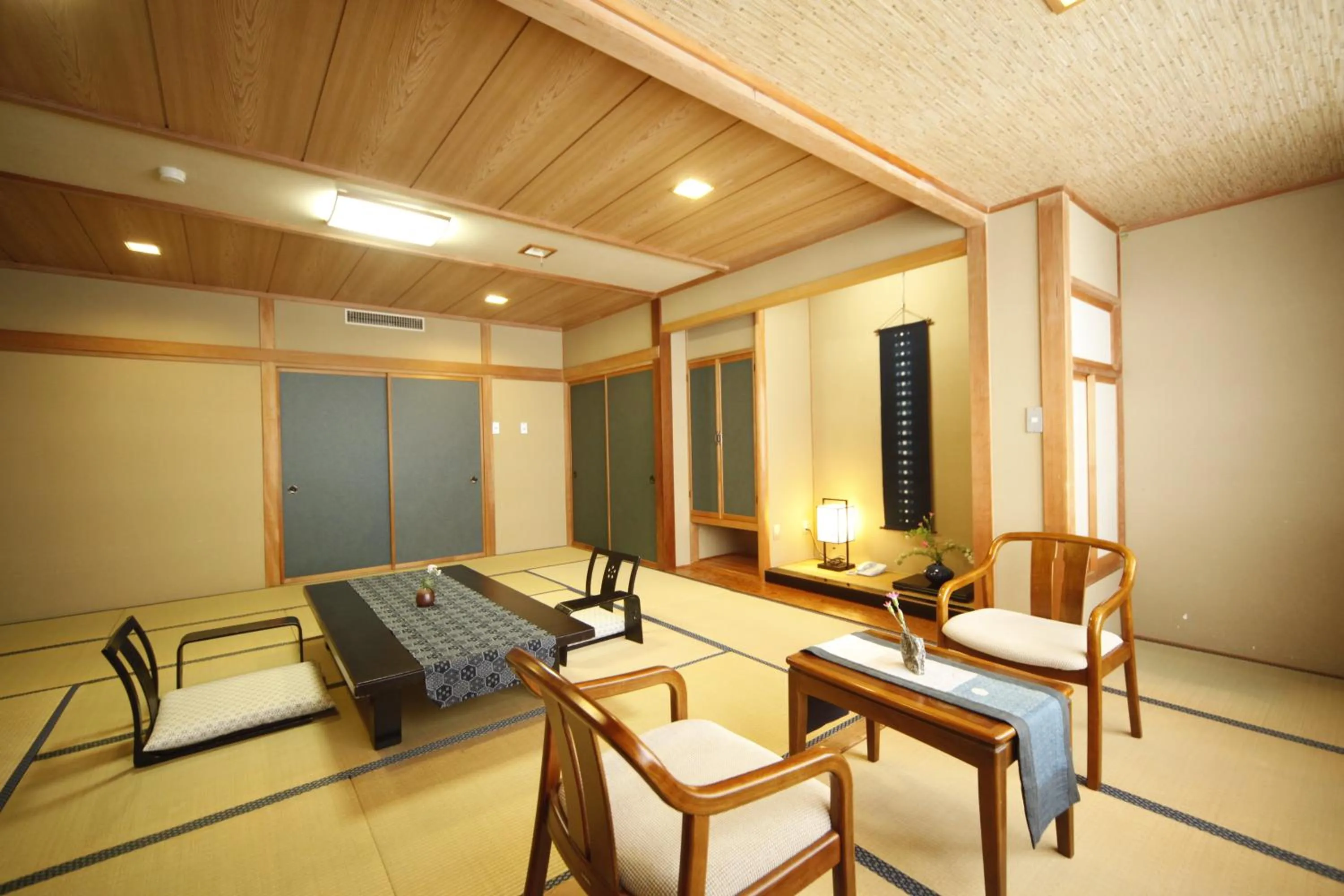 Photo of the whole room in Oribana