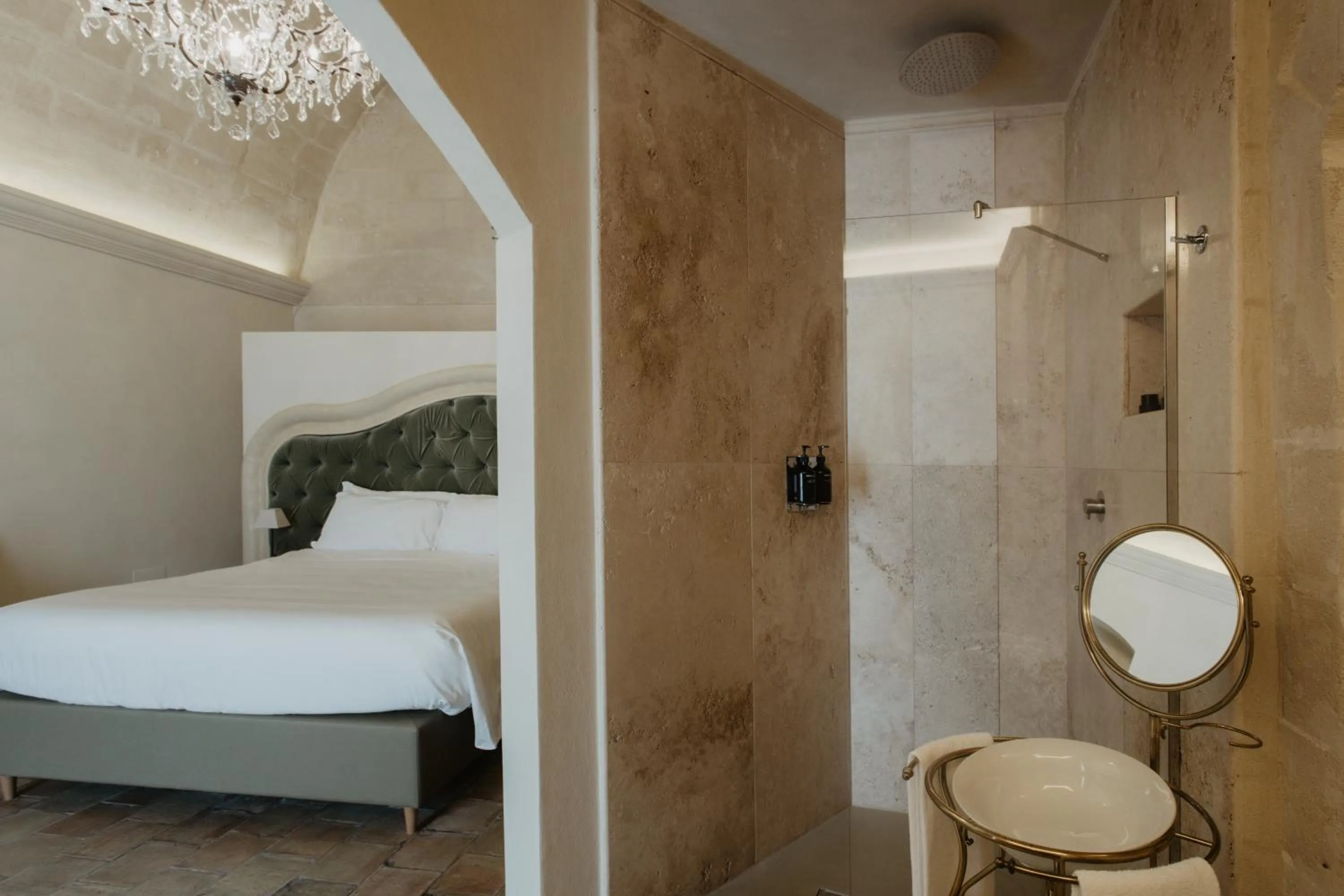 Shower, Bed in Palazzo Del Duca Hotel & Restaurant