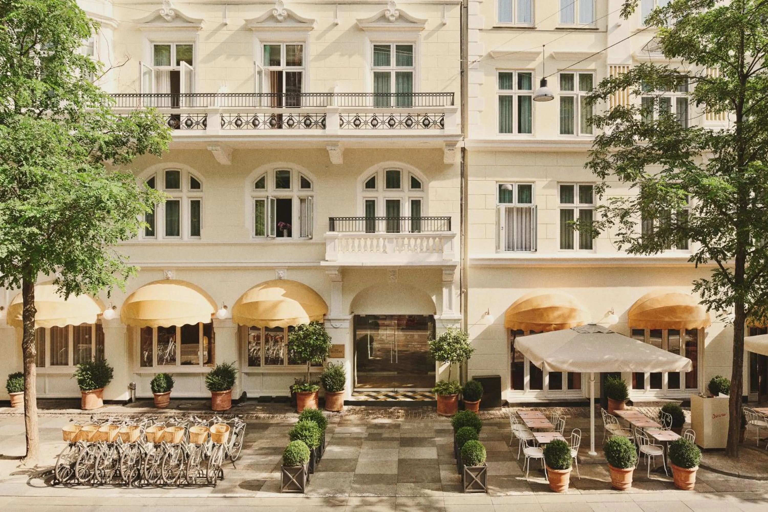 Facade/entrance in Hotel Bella Grande