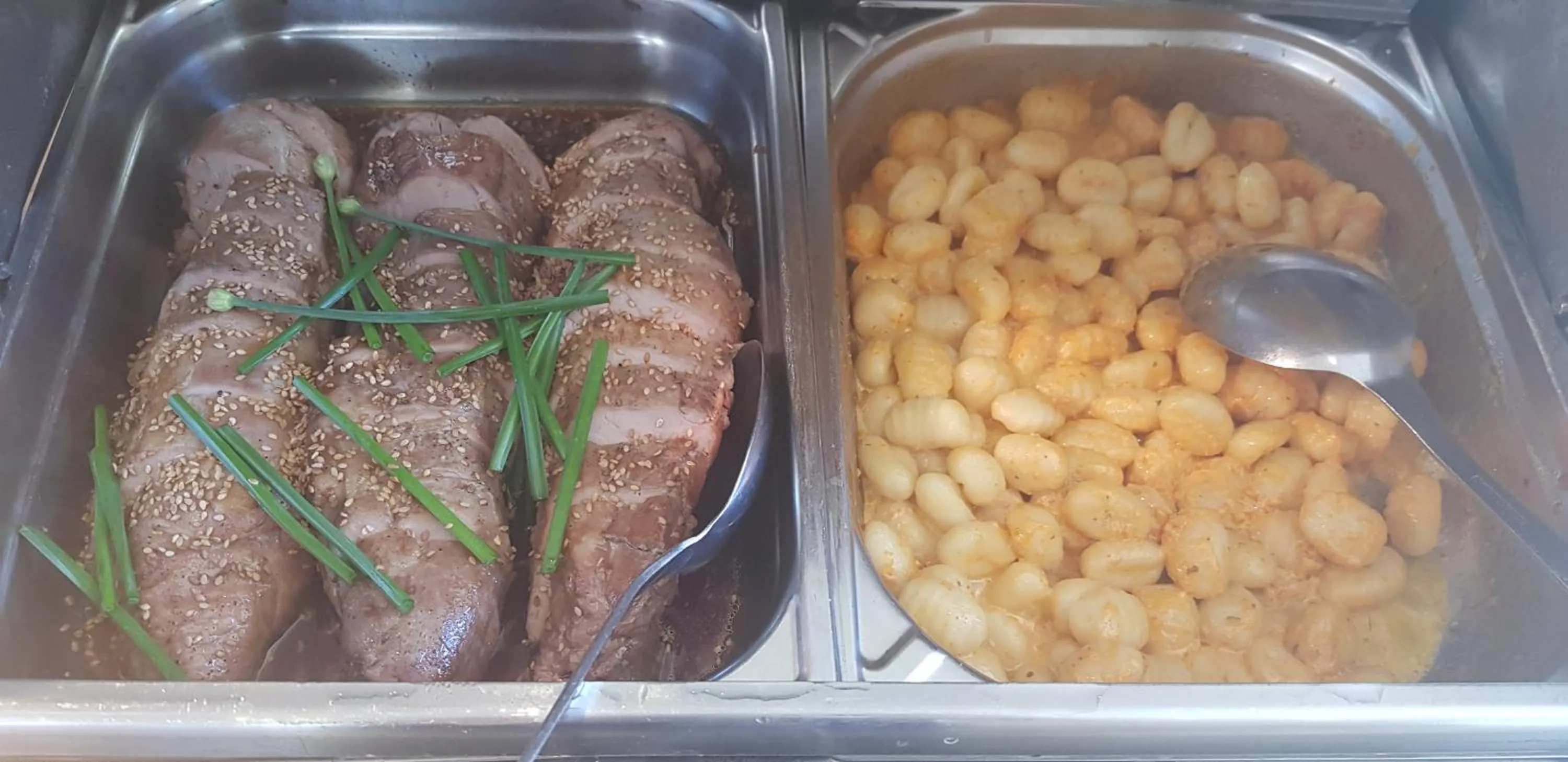 Restaurant/places to eat in The Originals City Hôtel Marseille Aéroport