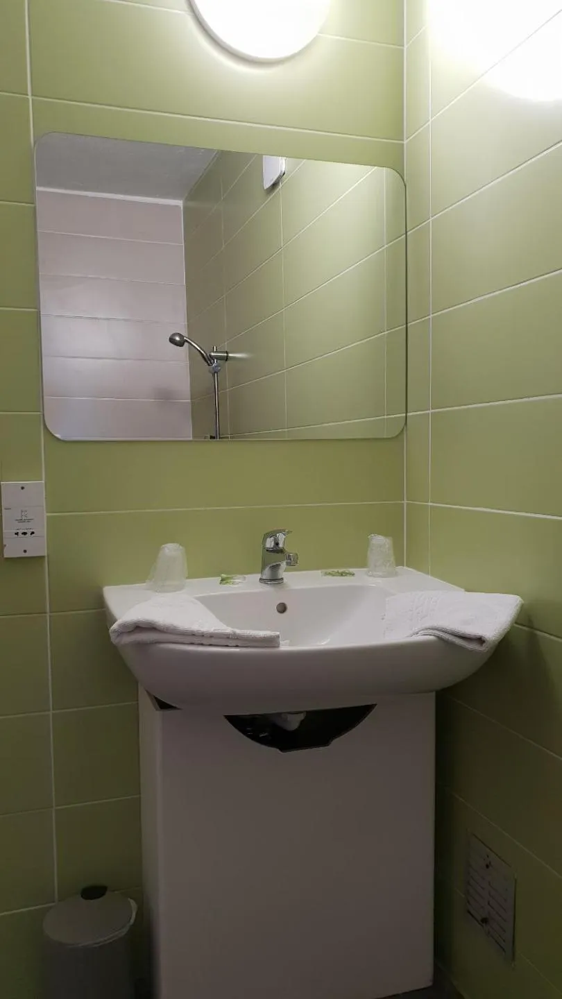 Bathroom in The Originals City Hôtel Marseille Aéroport