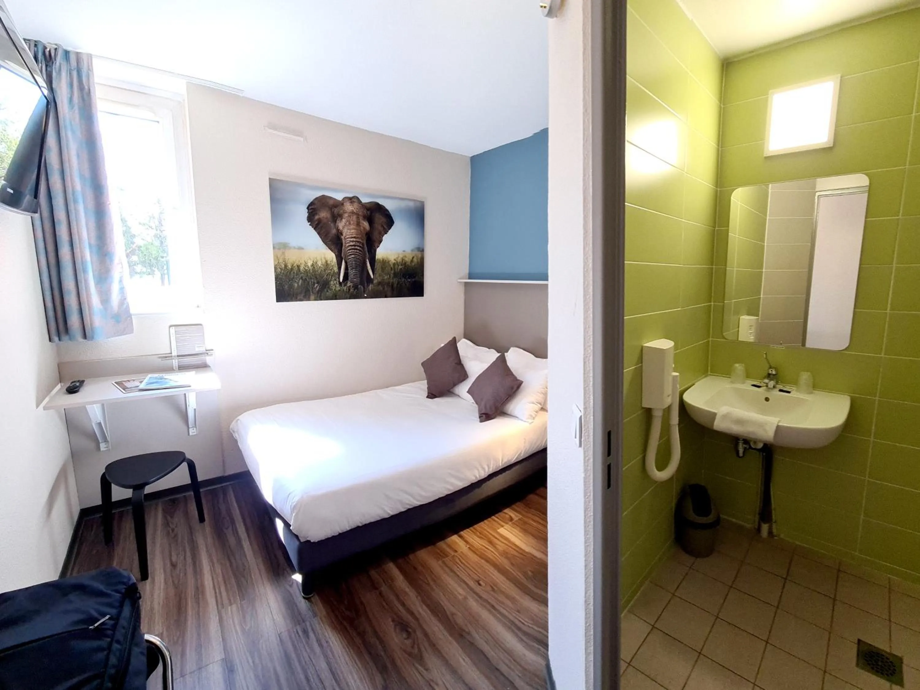 Bedroom, Bed in The Originals City Hôtel Marseille Aéroport