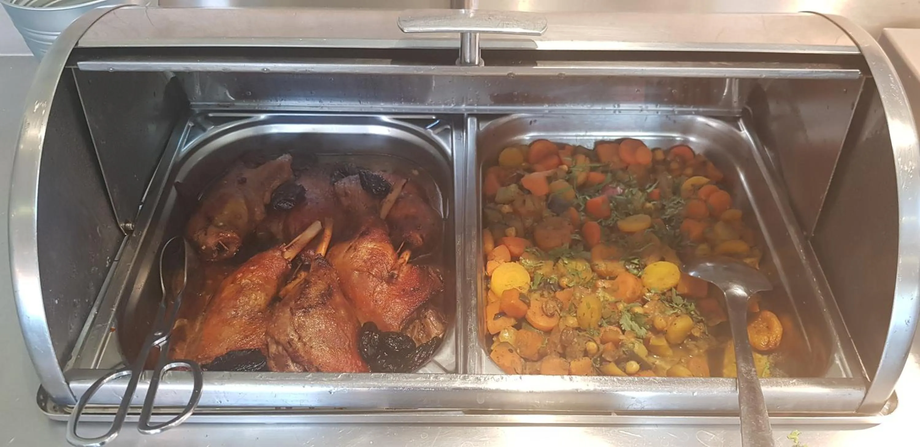 Restaurant/places to eat in The Originals City Hôtel Marseille Aéroport