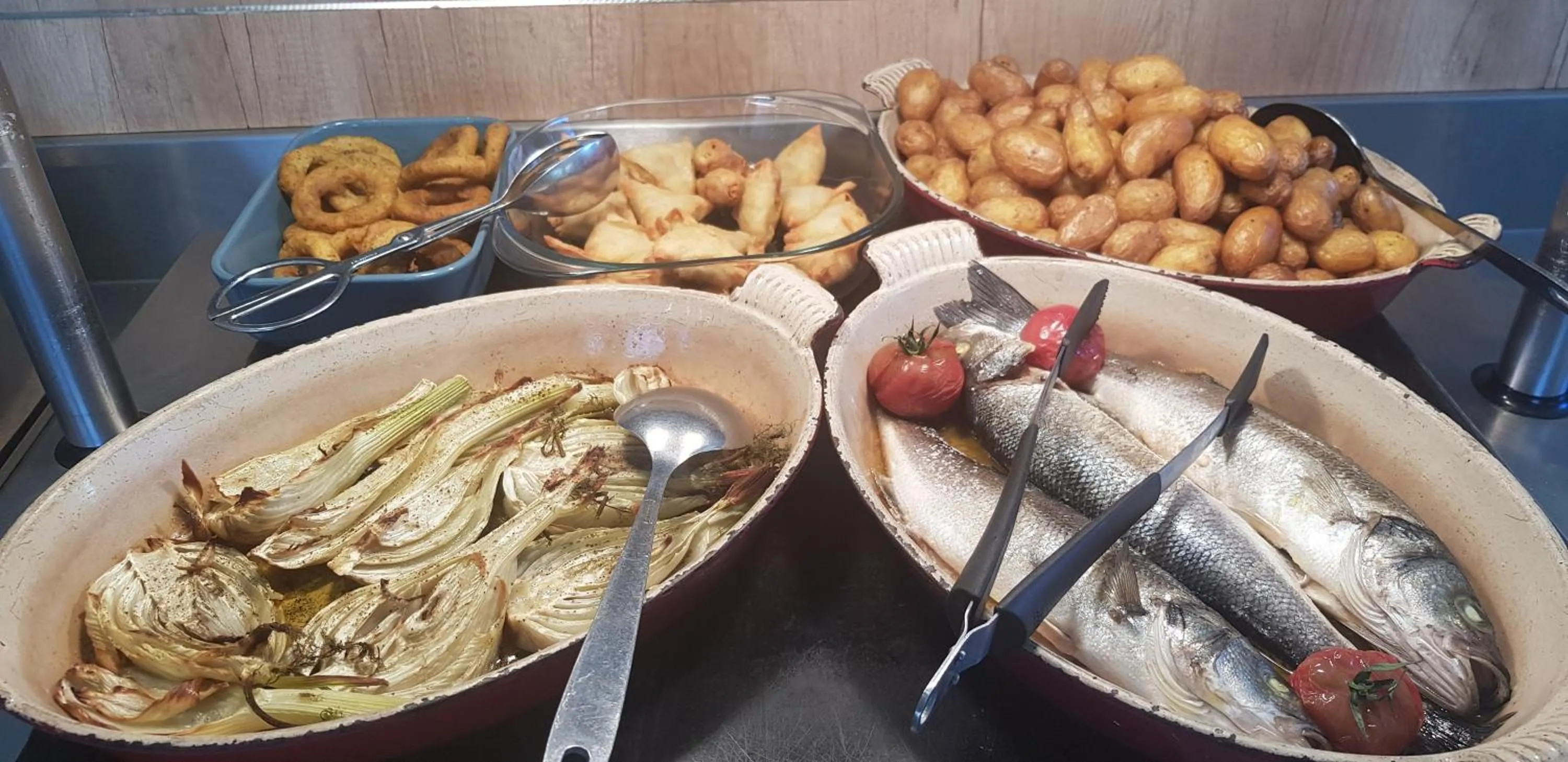 Restaurant/places to eat in The Originals City Hôtel Marseille Aéroport