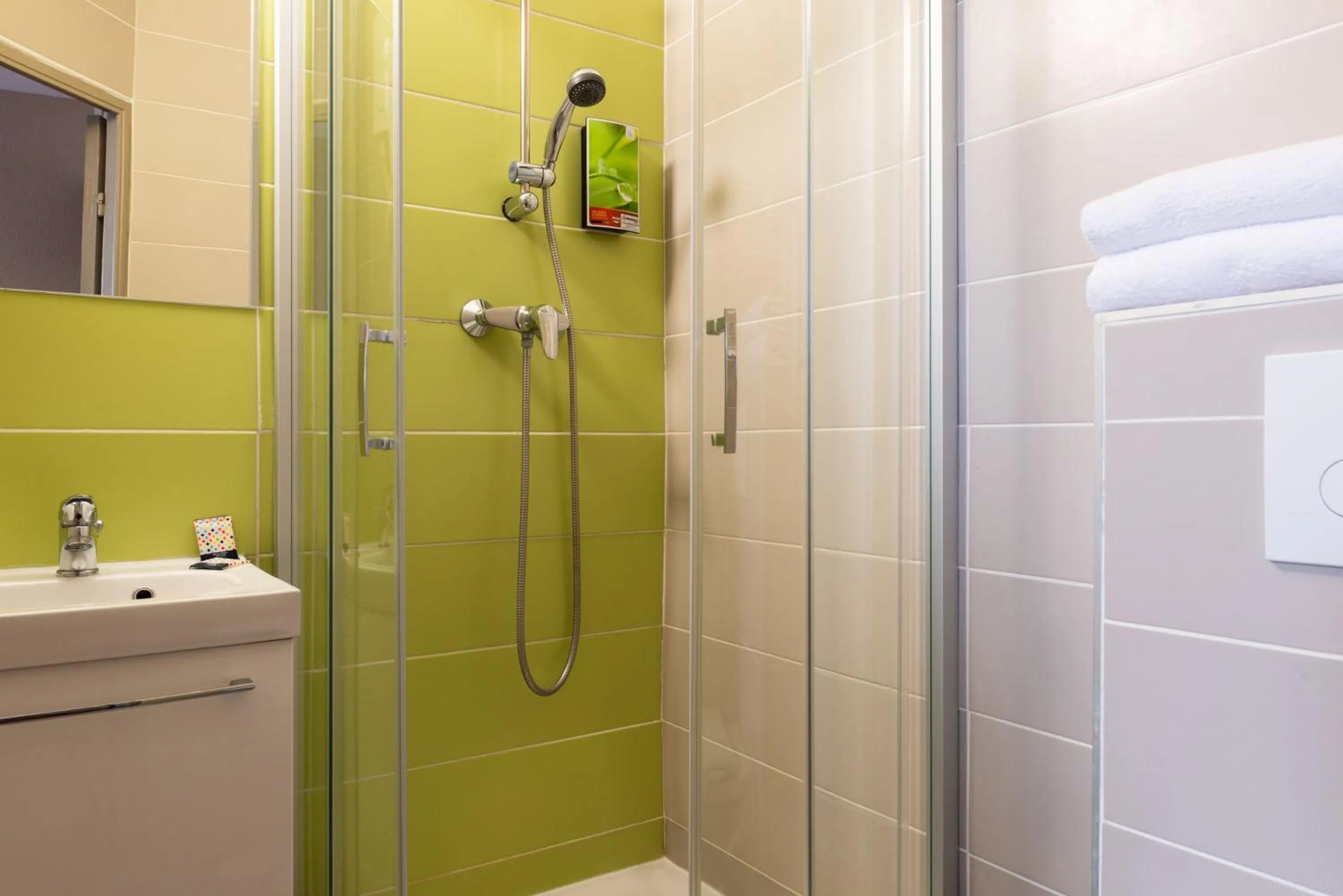 Shower in The Originals City Hôtel Marseille Aéroport