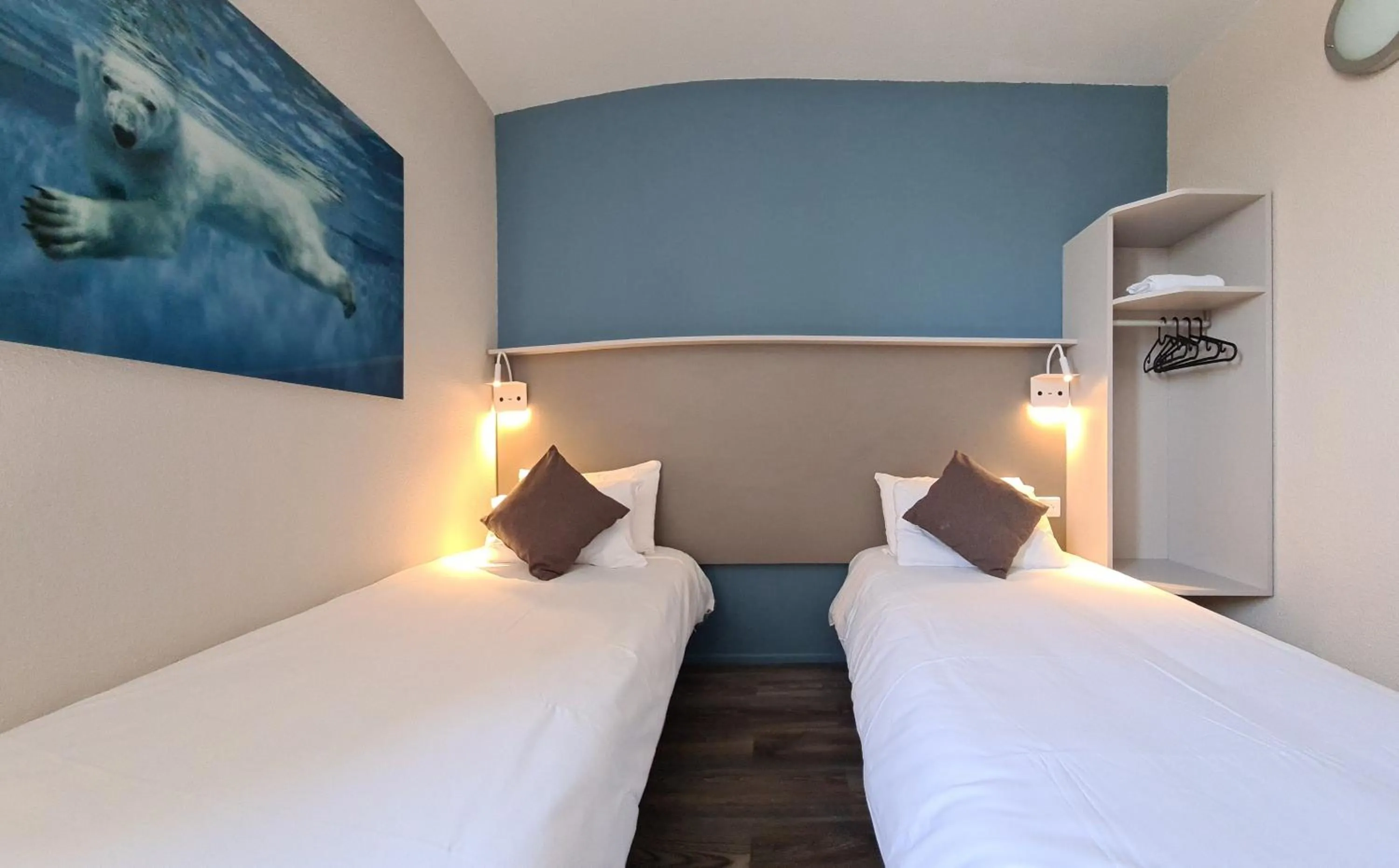 Bed in The Originals City Hôtel Marseille Aéroport