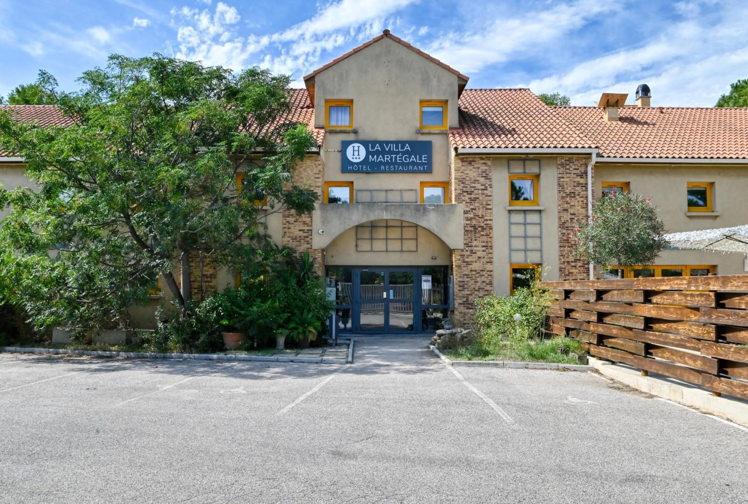Parking in Villa Martégale Hôtel Restaurant