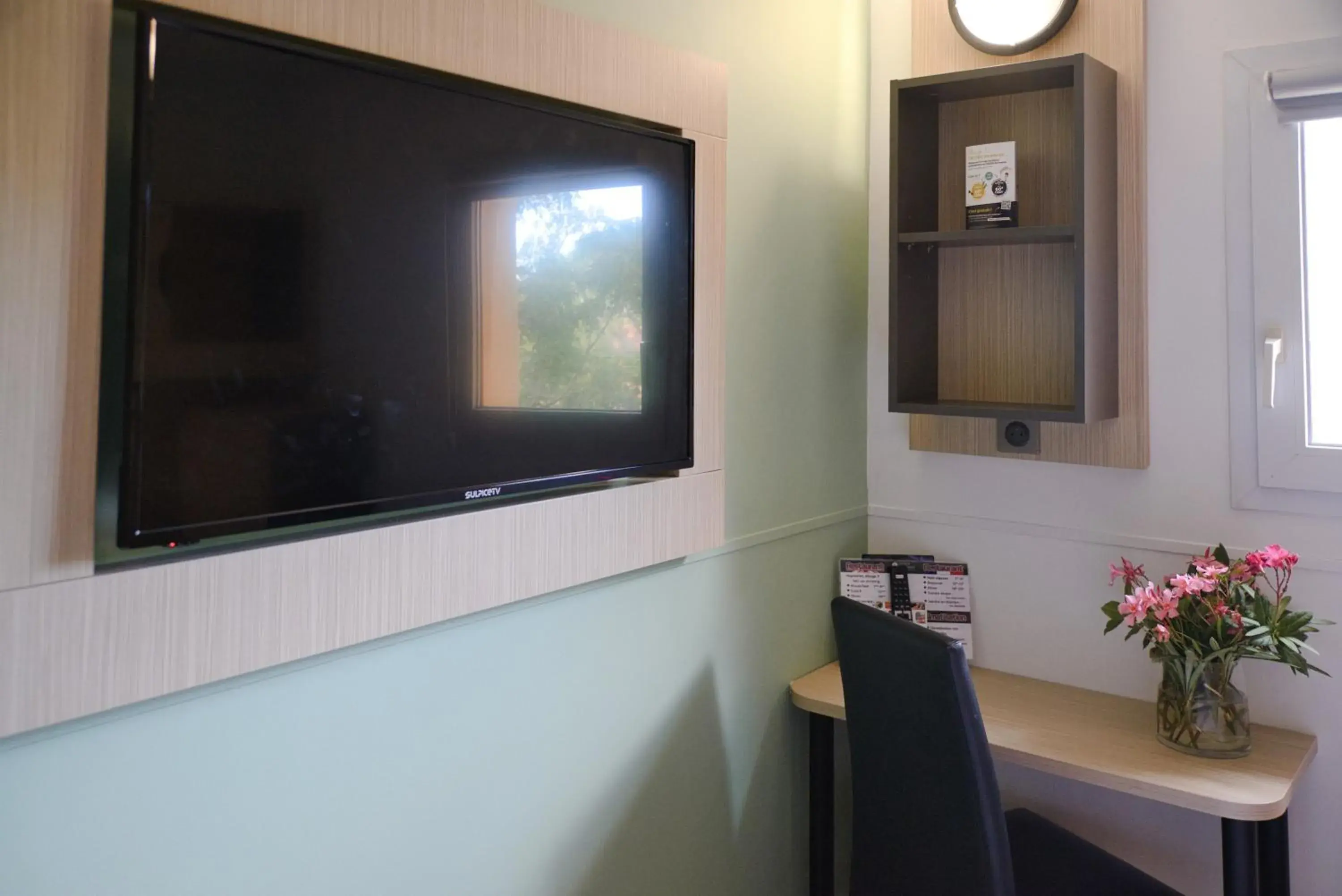 TV and multimedia in Villa Martégale Hôtel Restaurant TV and multimedia in Villa Martégale Hôtel Restaurant