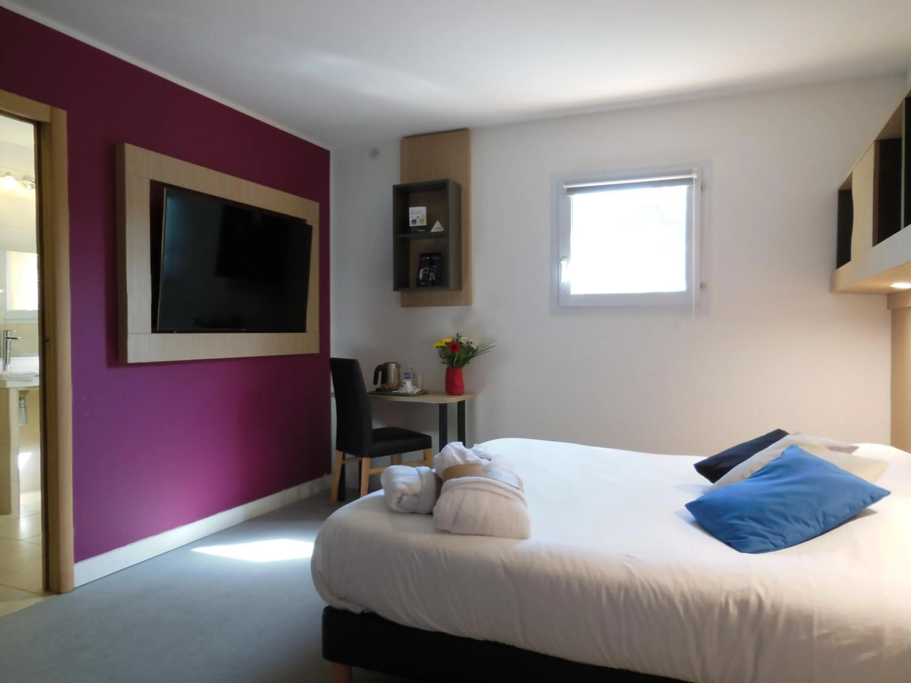 TV and multimedia, Bed in Villa Martégale Hôtel Restaurant