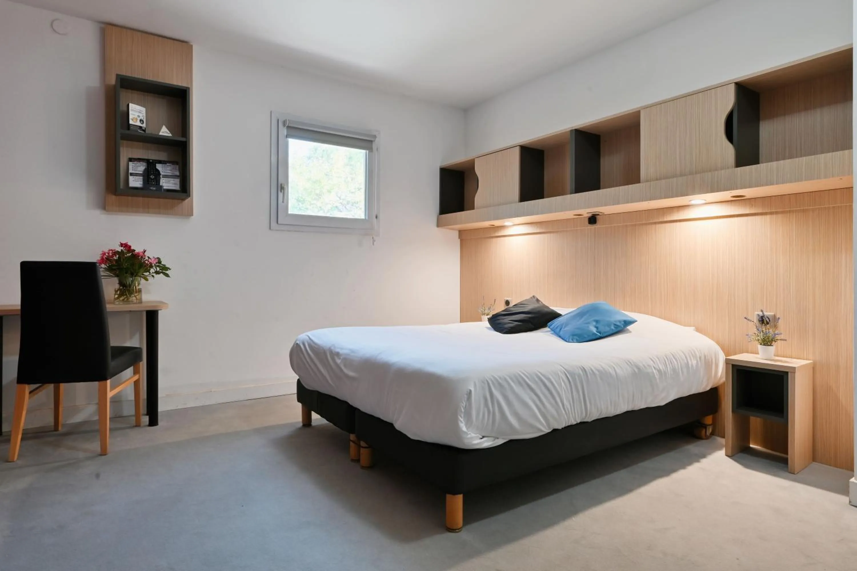 Seating area, Bed in Villa Martégale Hôtel Restaurant