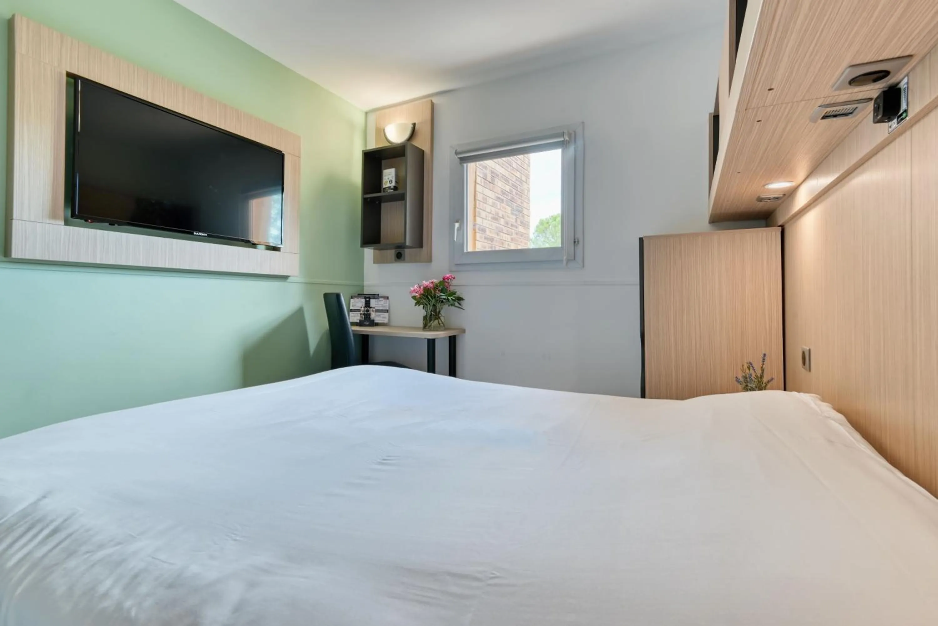 TV and multimedia, Bed in Villa Martégale Hôtel Restaurant