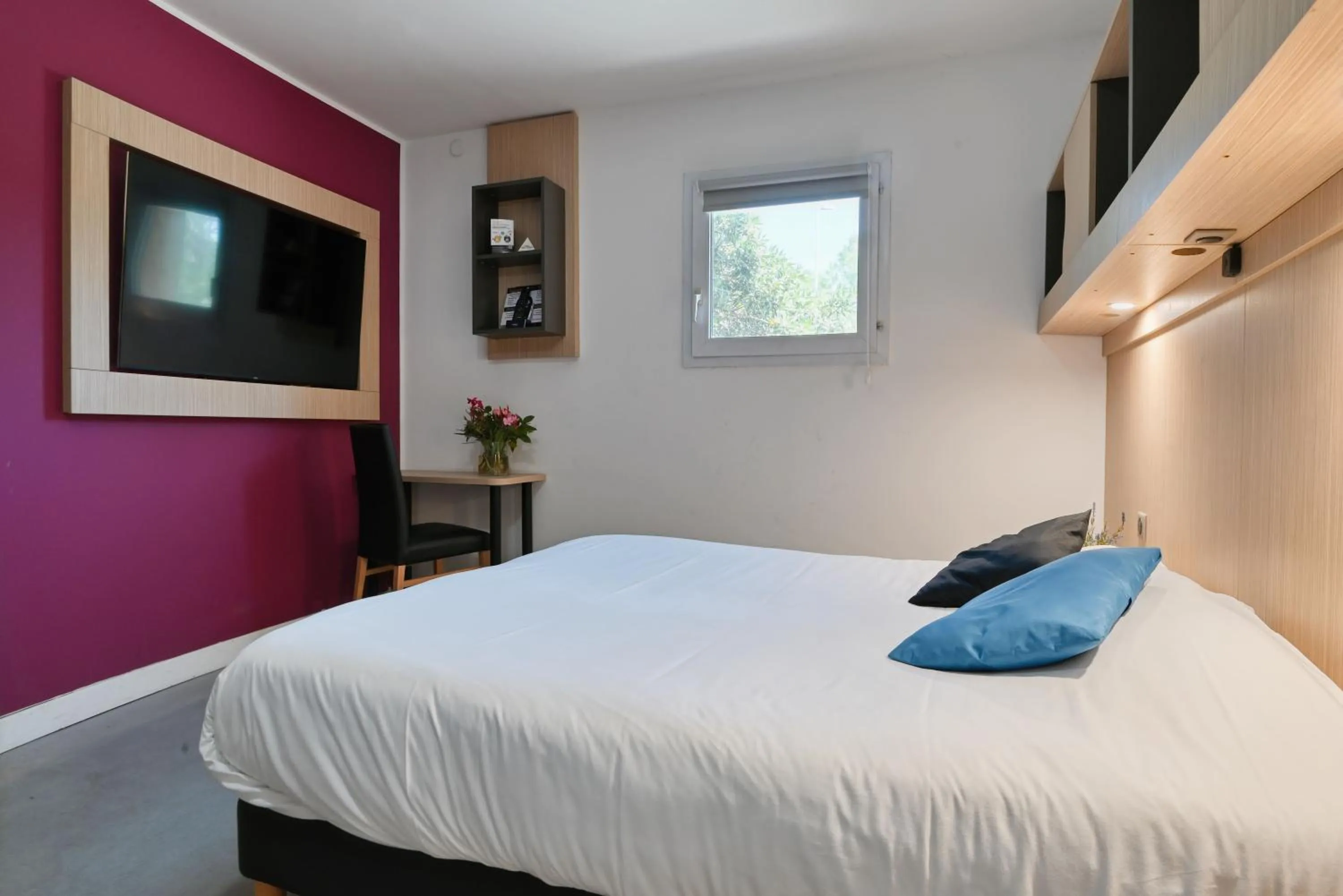 TV and multimedia, Bed in Villa Martégale Hôtel Restaurant