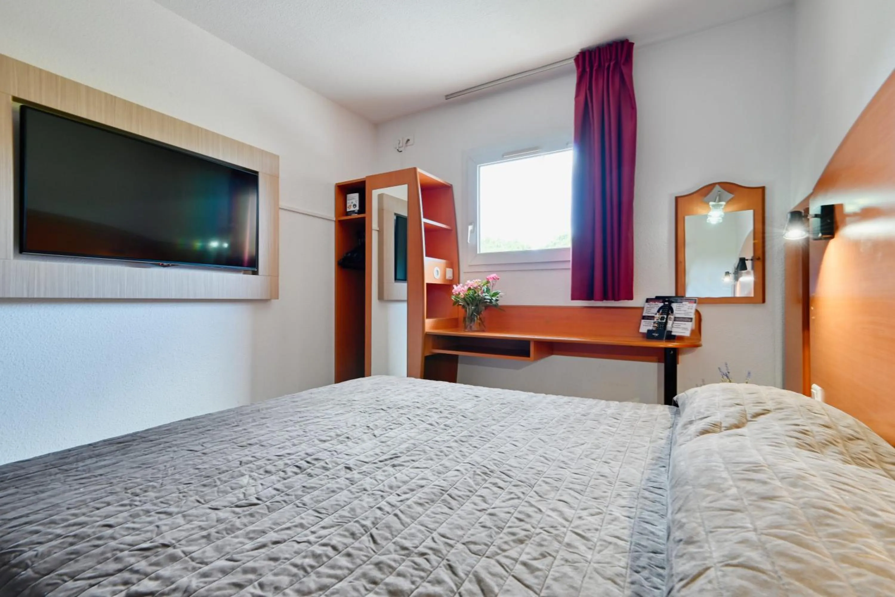 Seating area, Bed in Villa Martégale Hôtel Restaurant