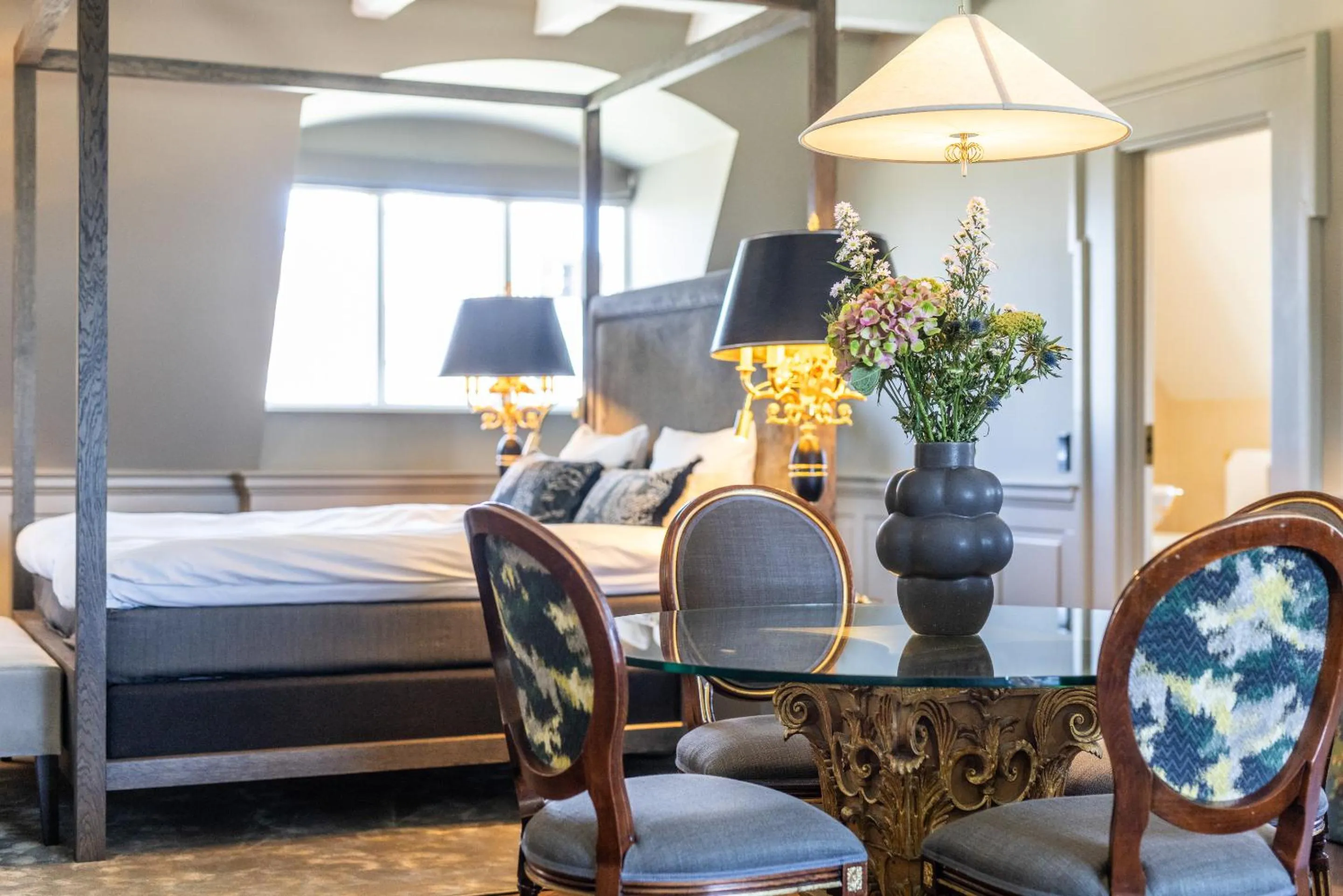 Living room, Bed in Hotel Royal