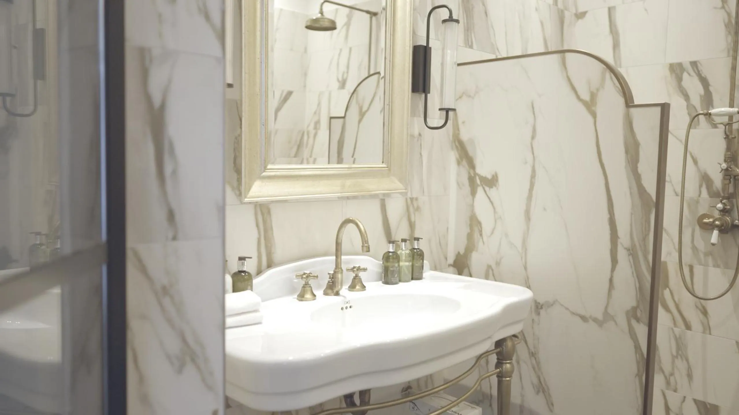 Shower in Hotel Royal