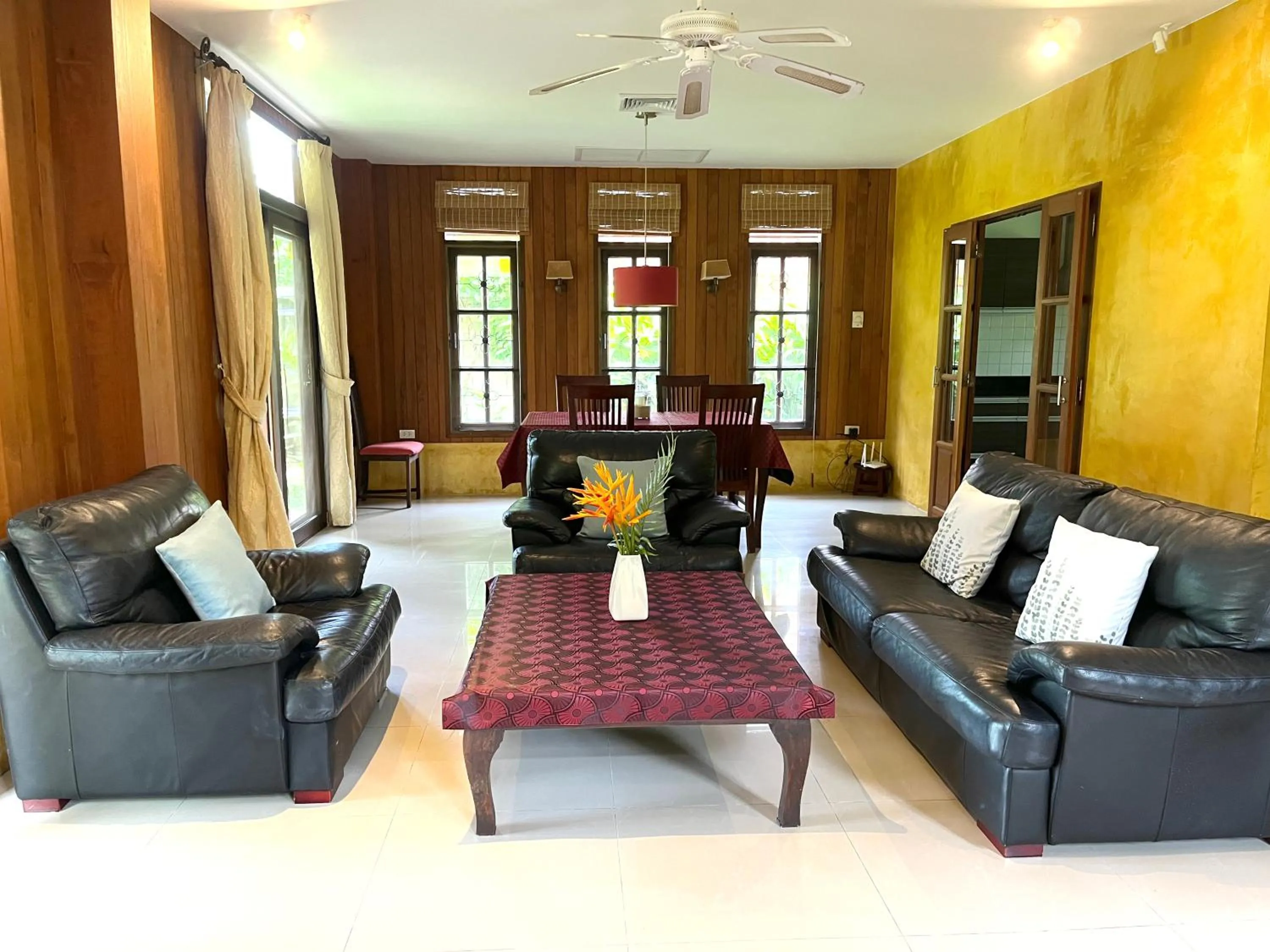 Restaurant/places to eat in Symphony Villa