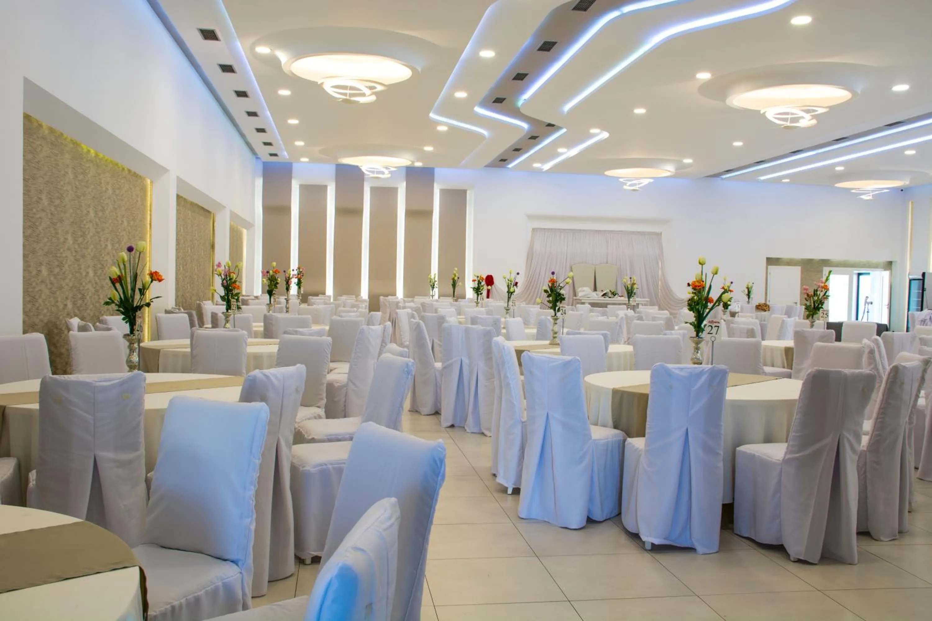 Restaurant/places to eat in King Hotel