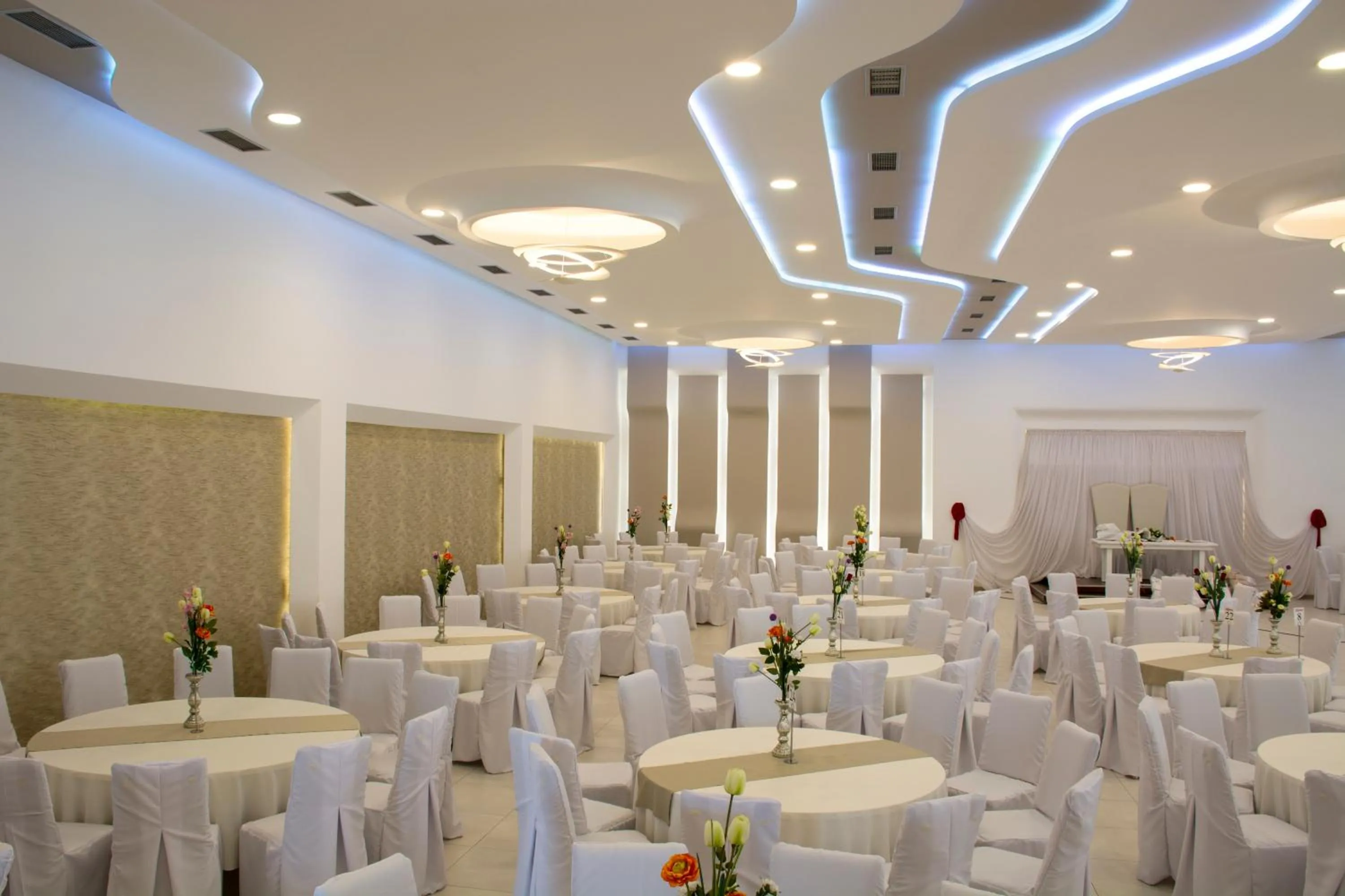 Restaurant/places to eat in King Hotel