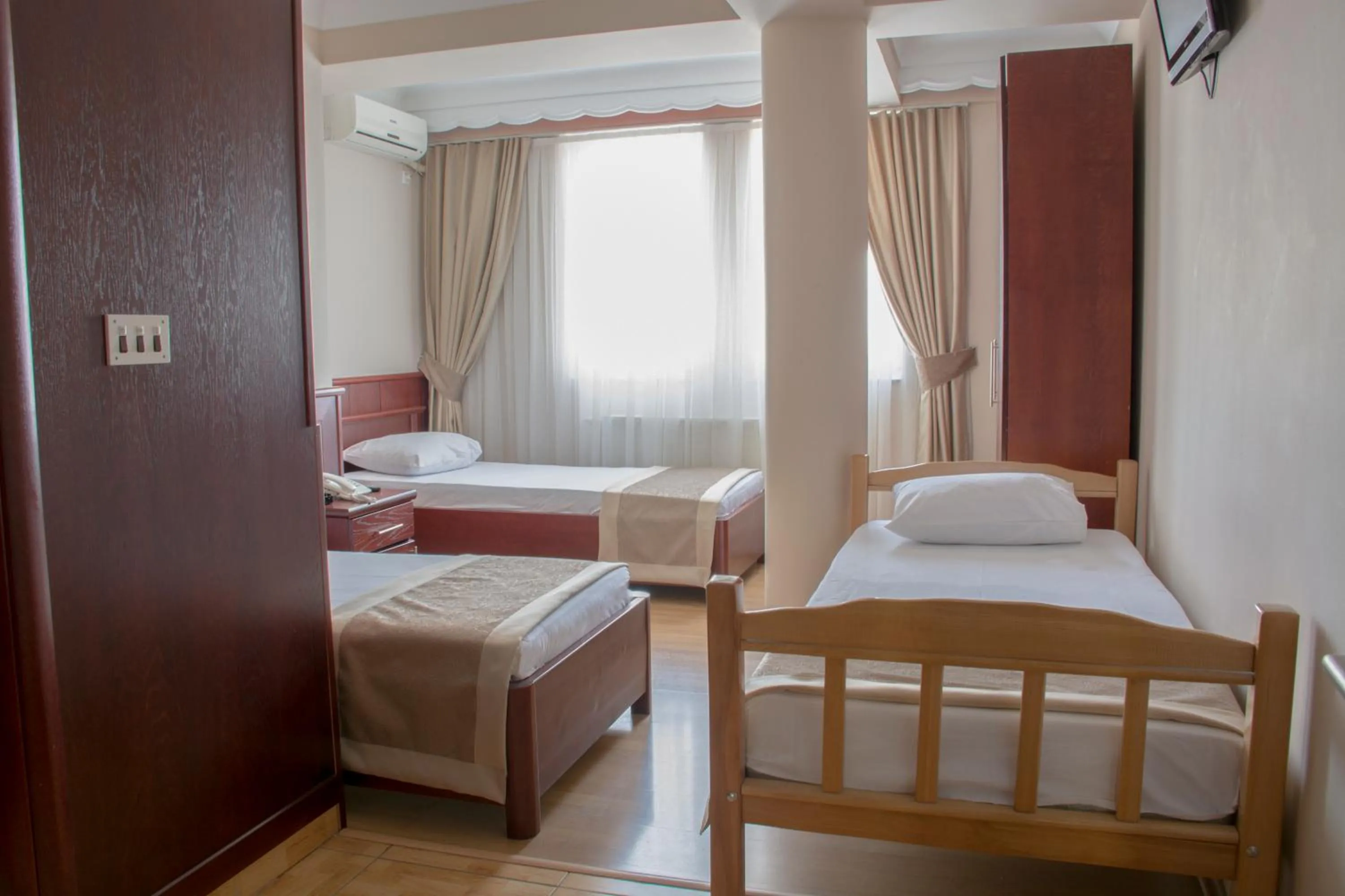 Photo of the whole room, Bed in King Hotel