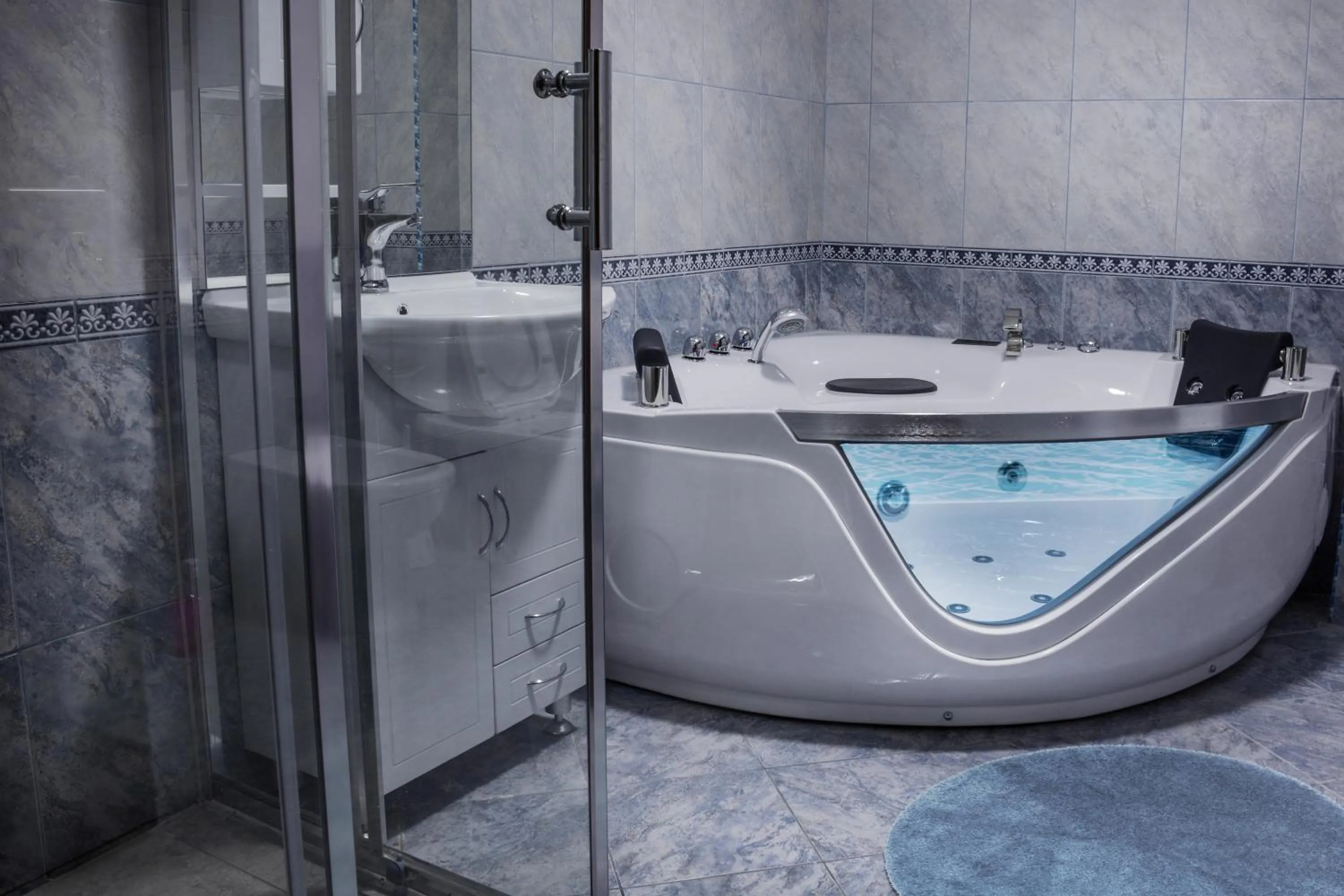 Bathroom in King Hotel