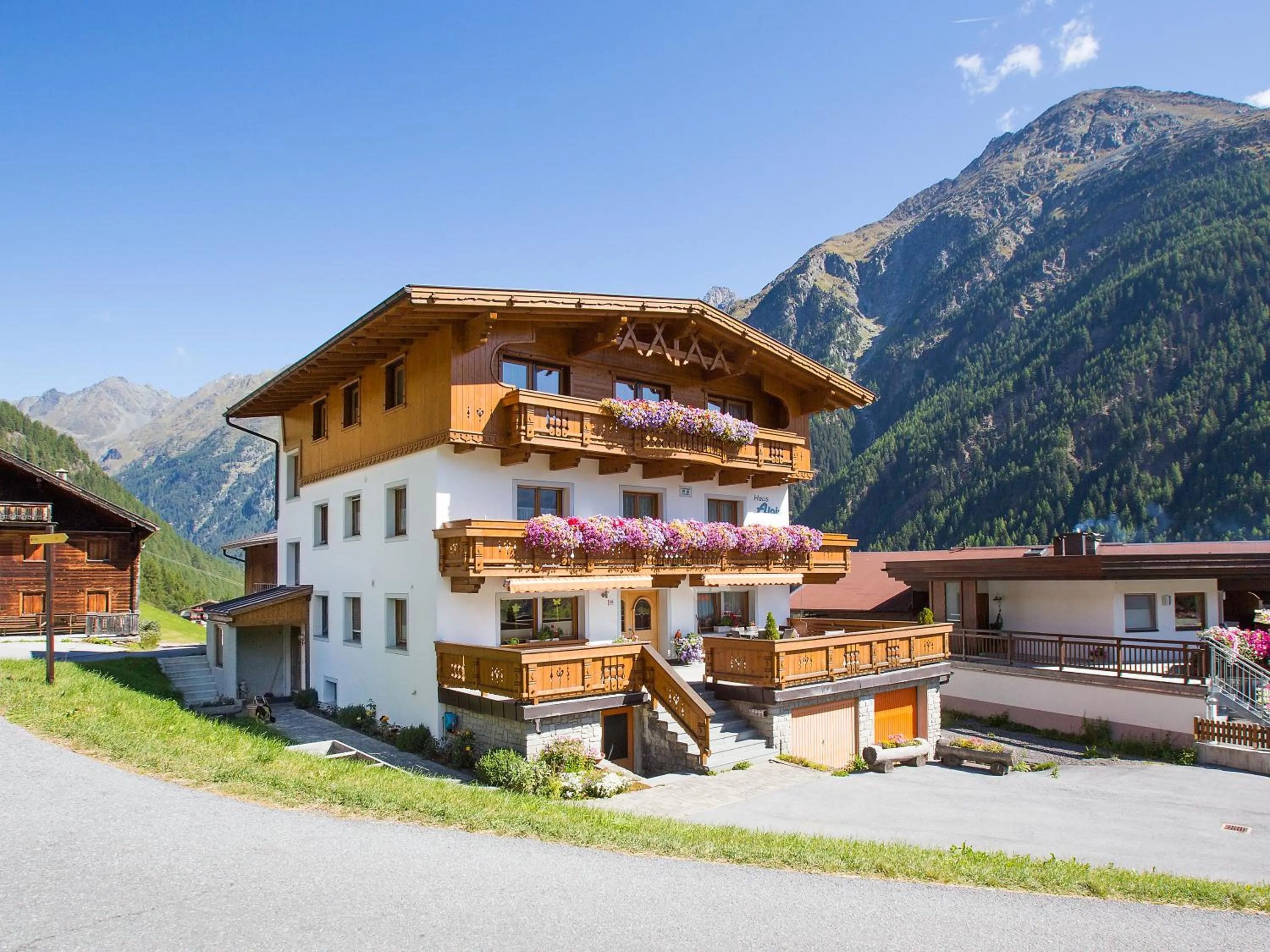 Facade/entrance in Haus Alois