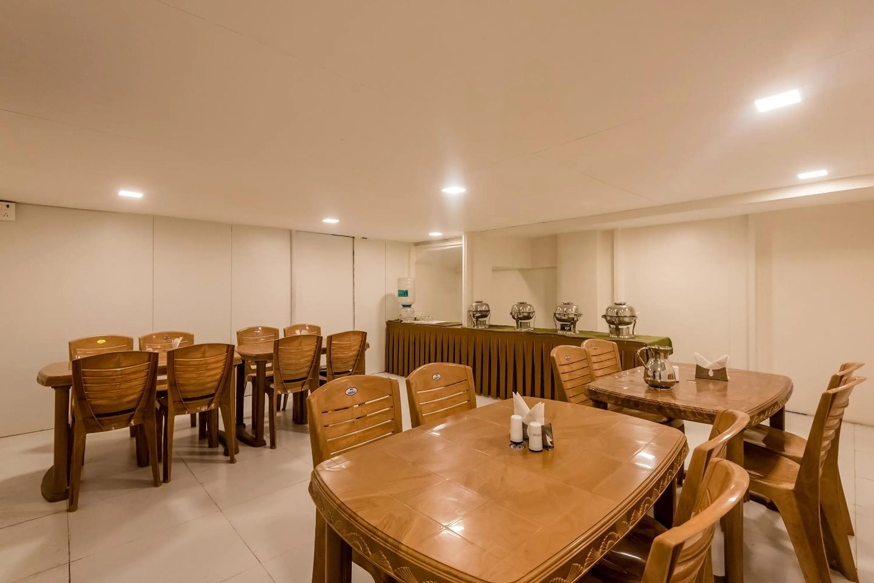 Restaurant/places to eat in Super Capital O Hotel Konar Inn