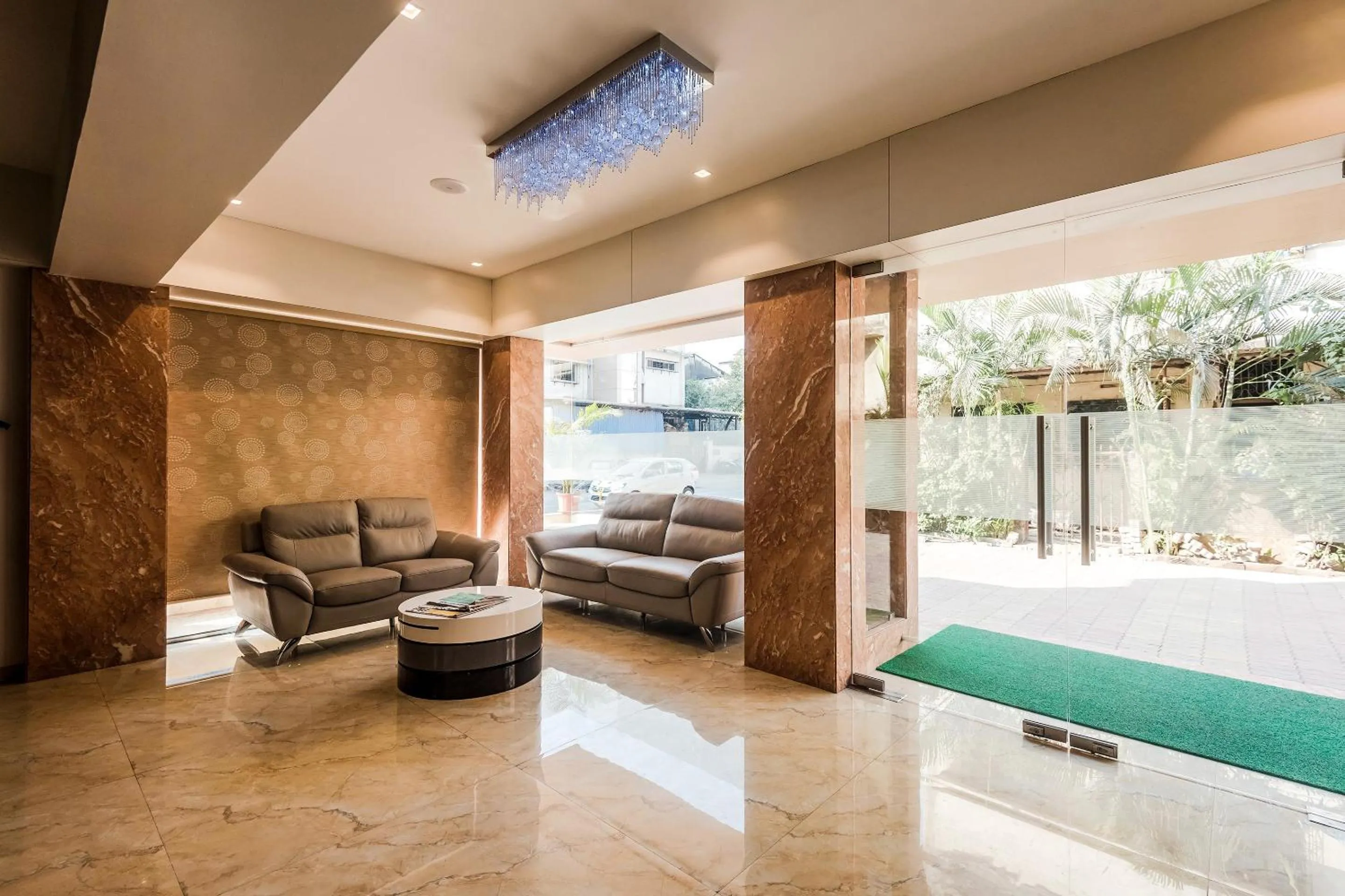 Lobby or reception in Capital O Hotel Konar Inn