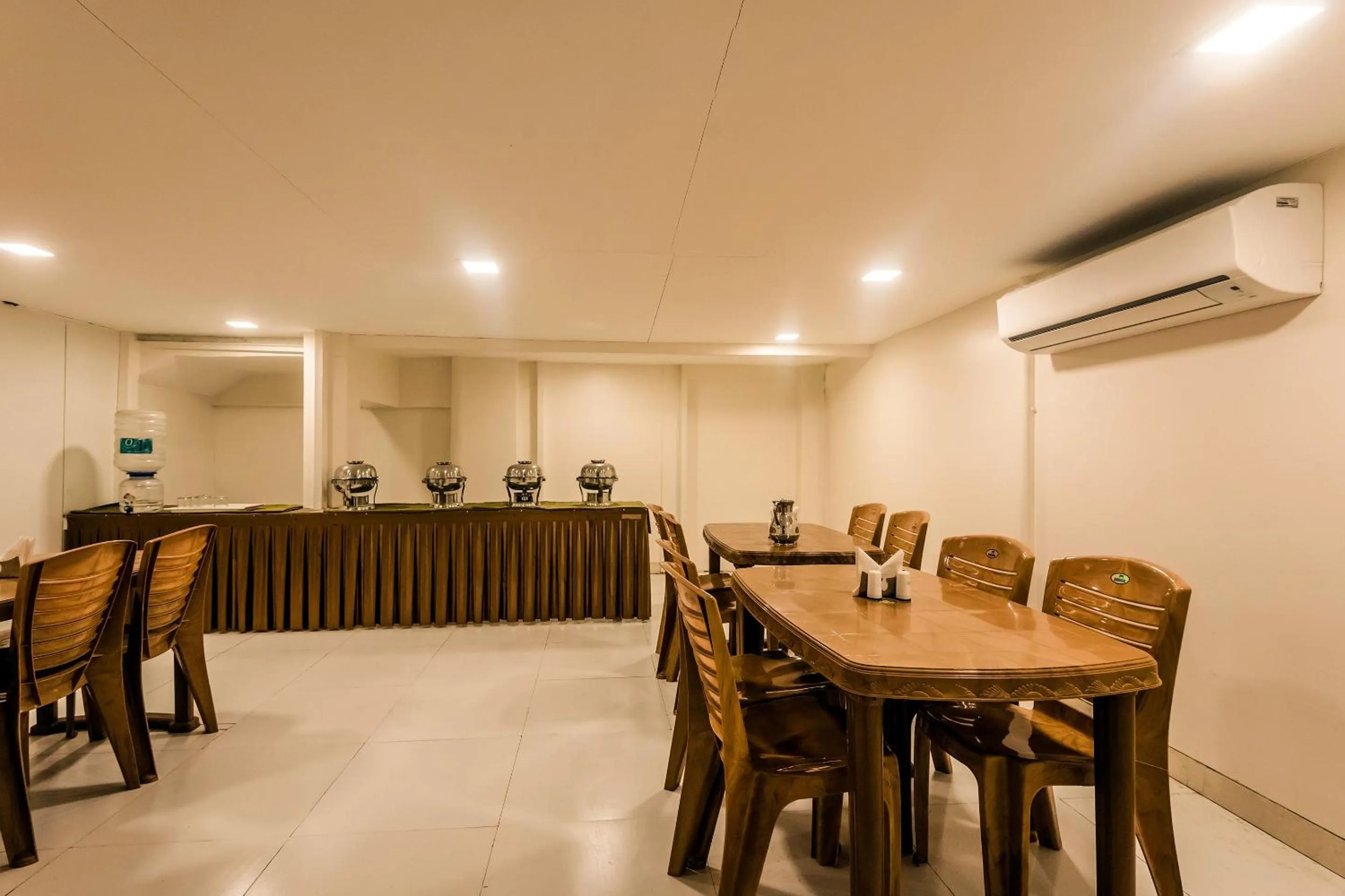 Restaurant/places to eat in Capital O Hotel Konar Inn