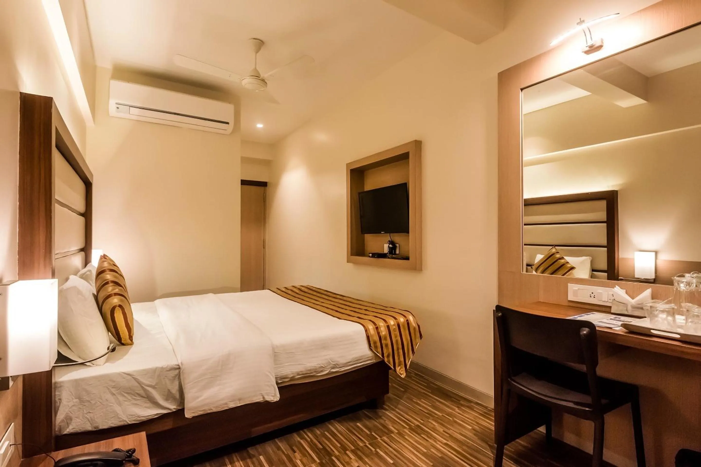 Bedroom, Bed in Capital O Hotel Konar Inn