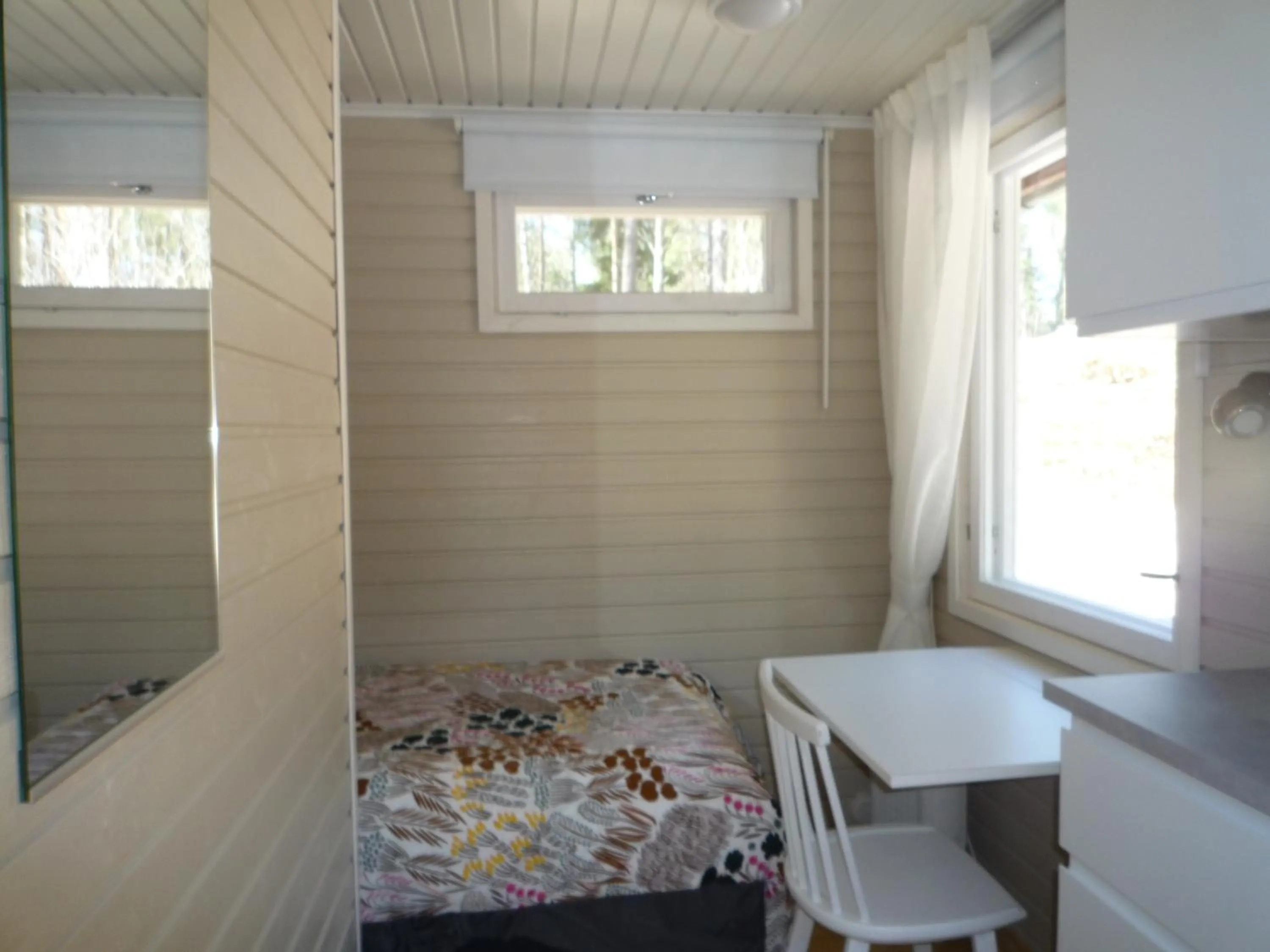 Photo of the whole room, Bed in Leena's B&B