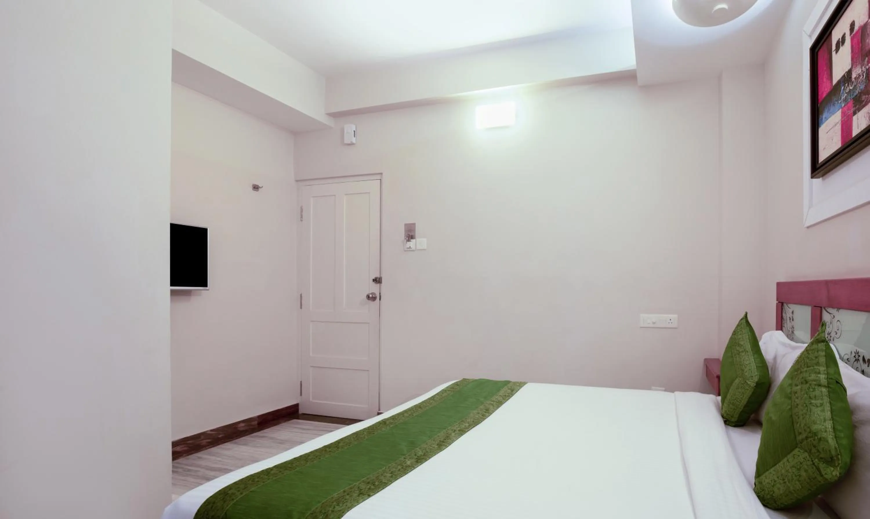 Photo of the whole room, Bed in Treebo The Qasr