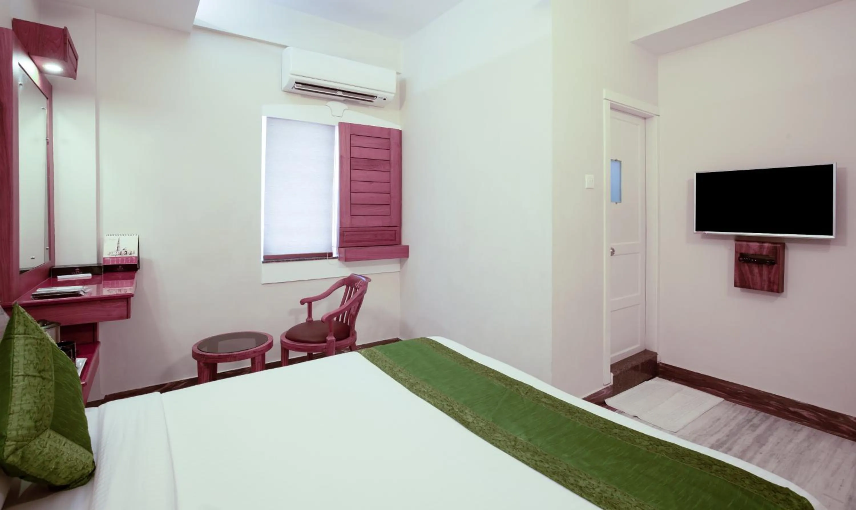 Photo of the whole room, Bed in Treebo The Qasr