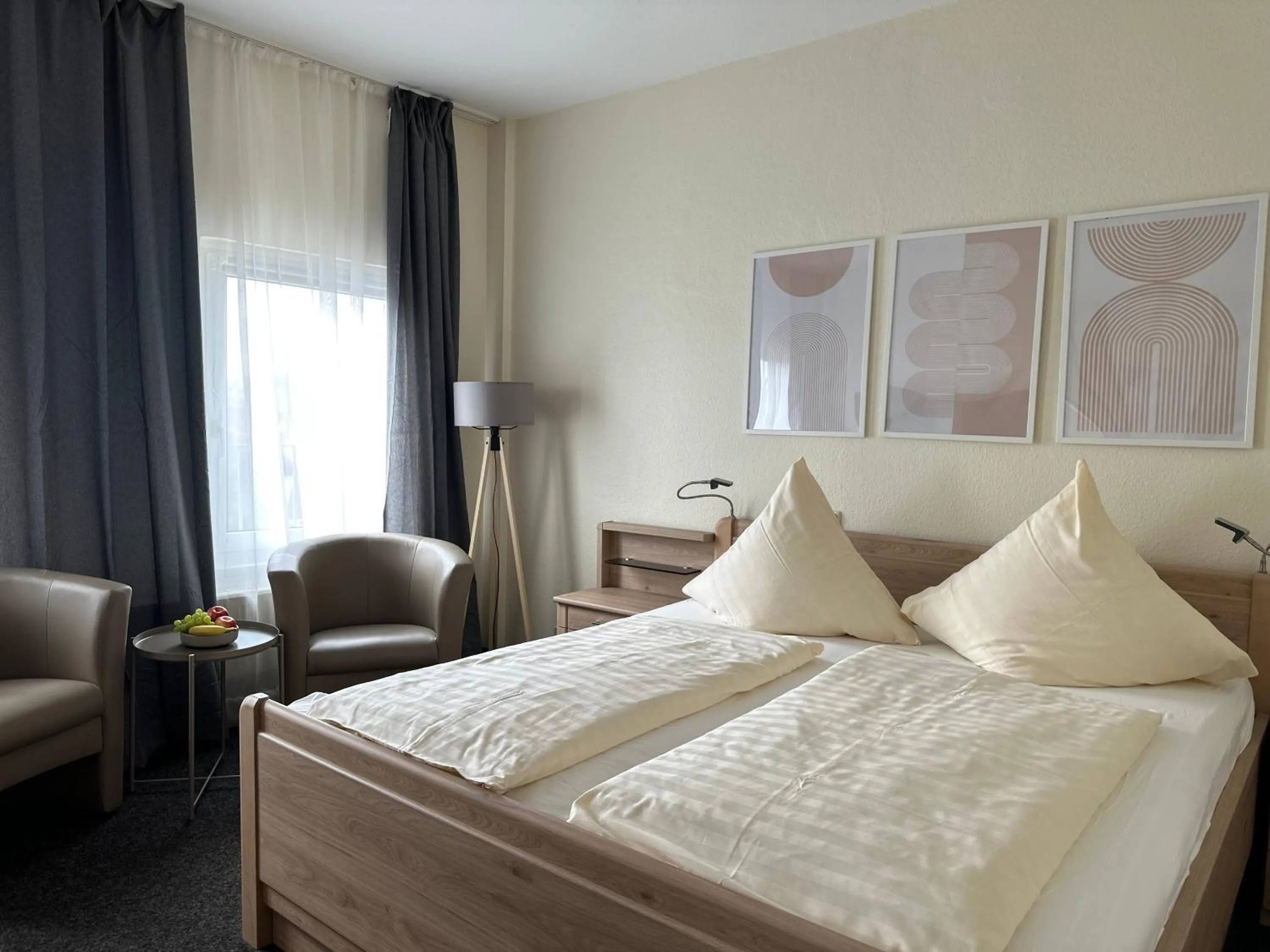 Seating area, Bed in City Hotel Hameln