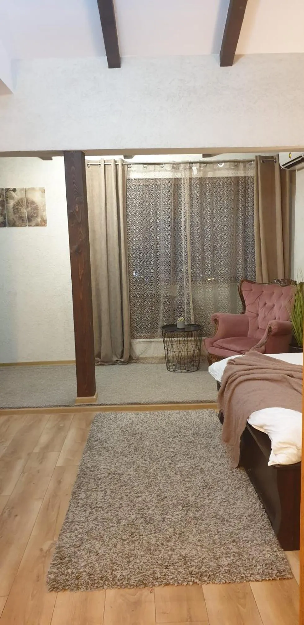 Bed in Hanu lu Mos Opinca