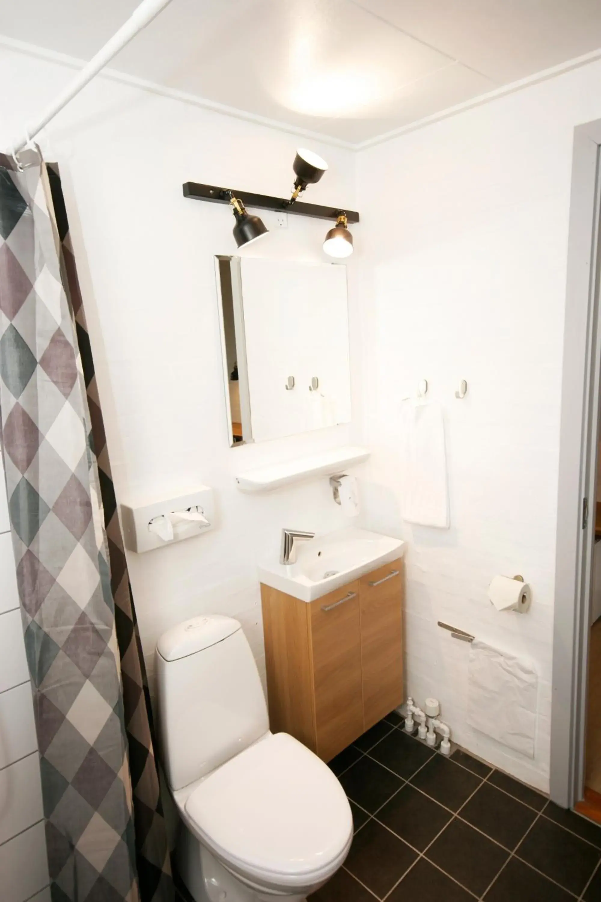 Triple Room - single occupancy - Disability Access in Sdr. Omme Kro & Hotel Triple Room - single occupancy - Disability Access in Sdr. Omme Kro & Hotel