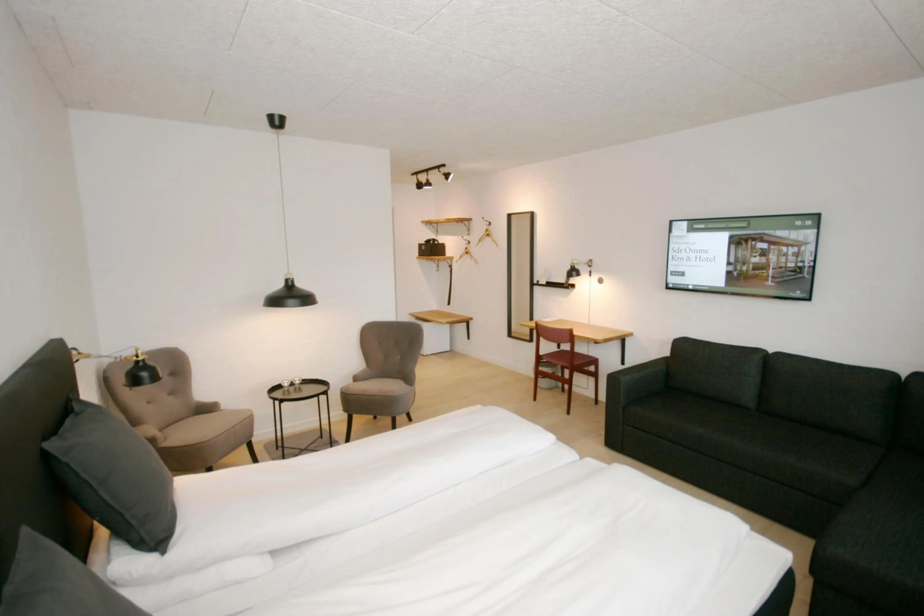 Photo of the whole room, Bed in Sdr. Omme Kro & Hotel