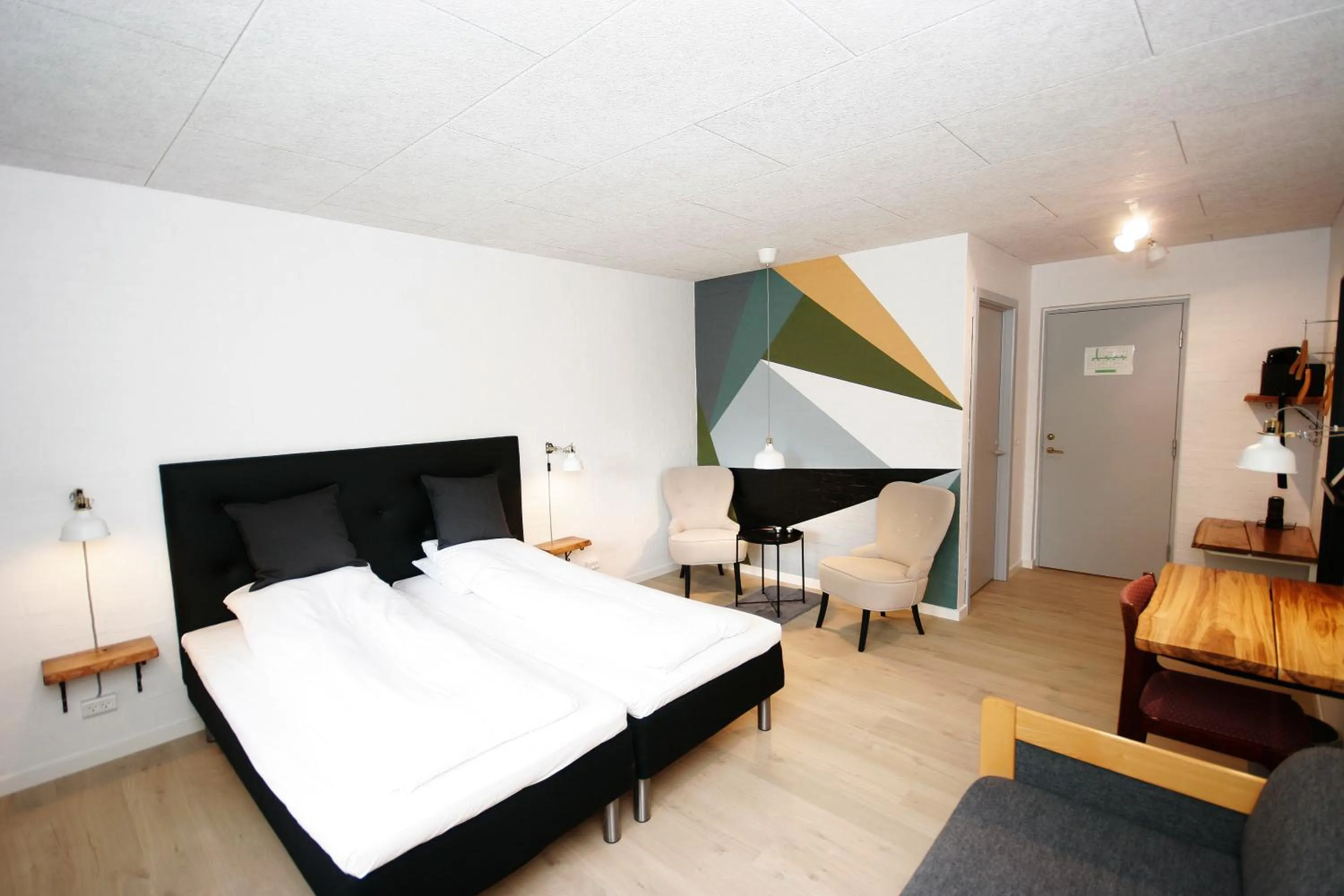 Facility for disabled guests, Bed in Sdr. Omme Kro & Hotel